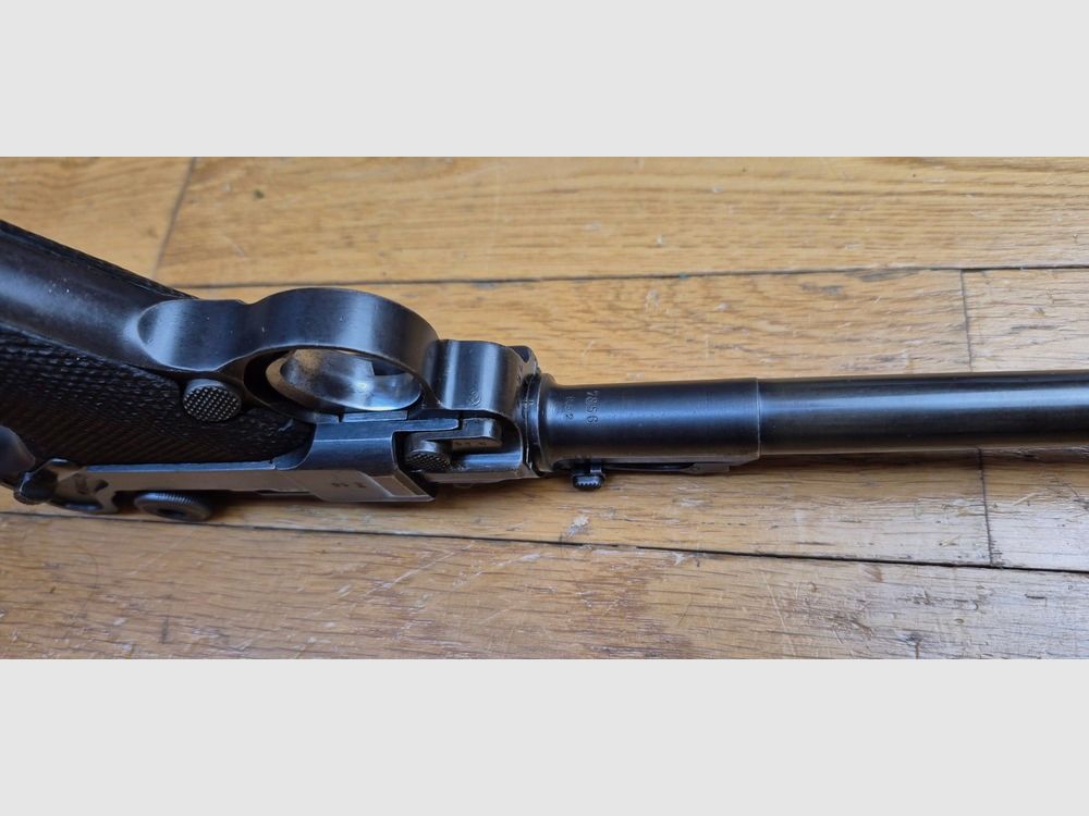 Sehr schöner Luger Artillerie P08 – Lauf 8 Zoll (20 cm !) – Seltene Waffe von 1914 aus der Fabrik von Erfurt (nur 25.000 Exemplare!) – Vollständig monomatrikulierend (außer das Magazin, das ist aus der Zeit) – Kal. 9×19 – Verstellbare Visierung des ersten Typs – Ästhetischer Zustand Premium – Guter Lauf – Originalbrünierung zu 95% – Sehr schöne Mechanik – TBE, Bild 14 von 30