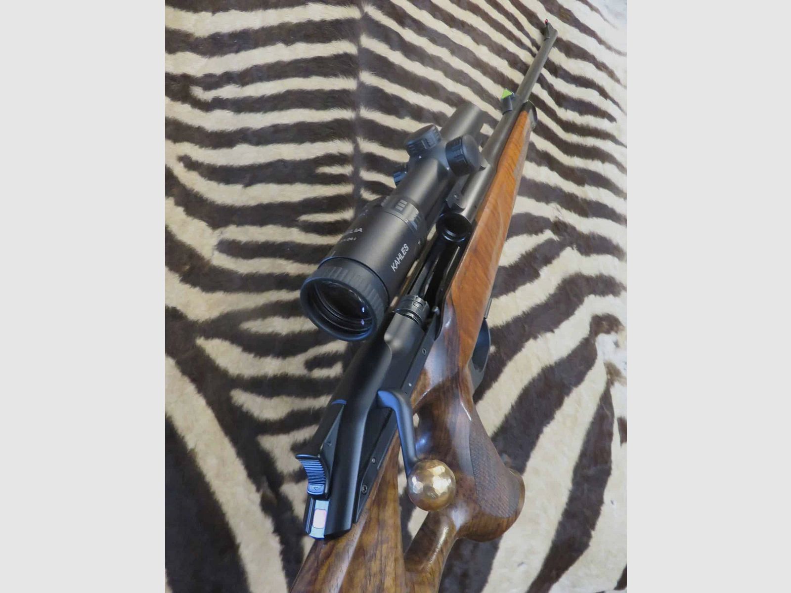 Repetierbüchse BLASER R8 Success Holz Kal.300wm Lauf 65 cm – Zielfernrohr KAHLES Hélia 1-5x24i, Bild 9 von 11