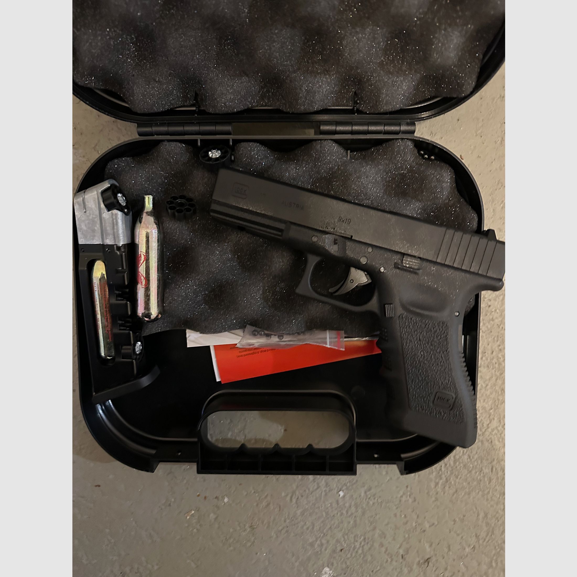 Glock 17 Gen 5 (4.5 mm CO₂) with blowback + accessories
