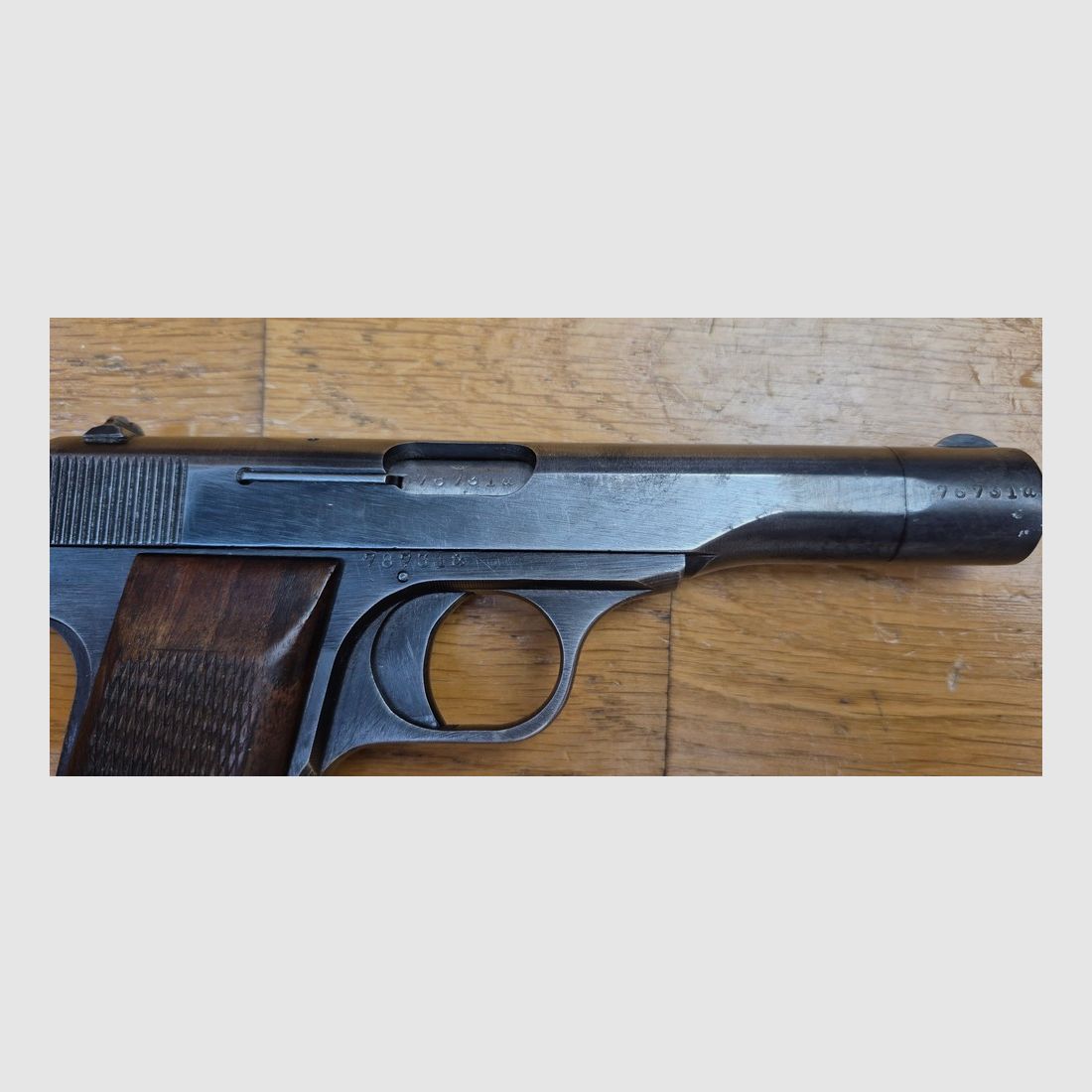 Schöner Browning Mod.10/22 Pistol – 7,65mm Browning – Herstellung Herstal, beschlagnahmt von der deutschen Armee – Ca. 1942 / 44 – Zahlreiche Waffenämter – Sehr gute Funktion – Seltenes Polizeifutteral – TBE, Bild 17 von 20