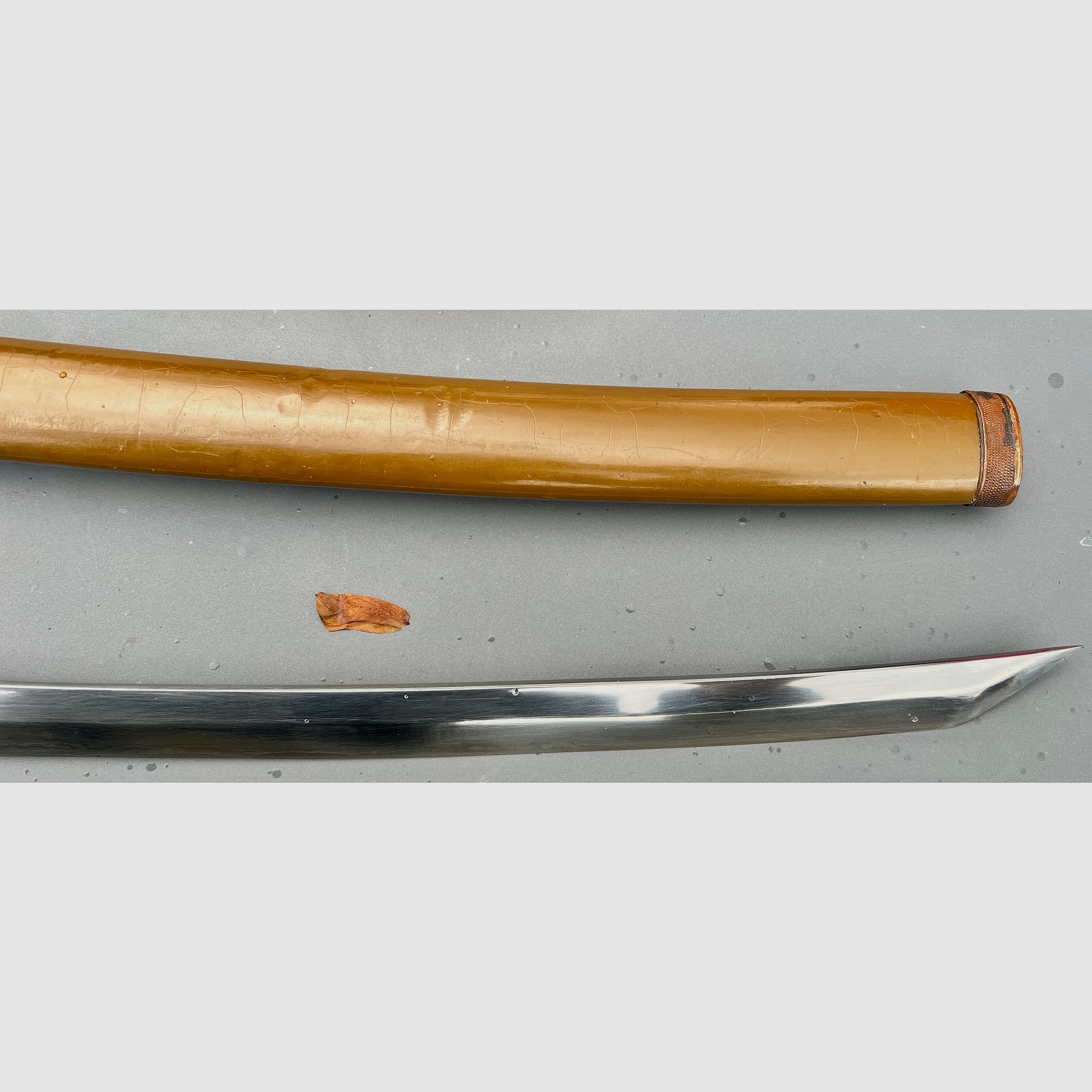 Authentisches japanisches Offizierskatana (Shin-guntō Typ 98) aus dem Zweiten Weltkrieg mit signierter Kanemune-Klinge.