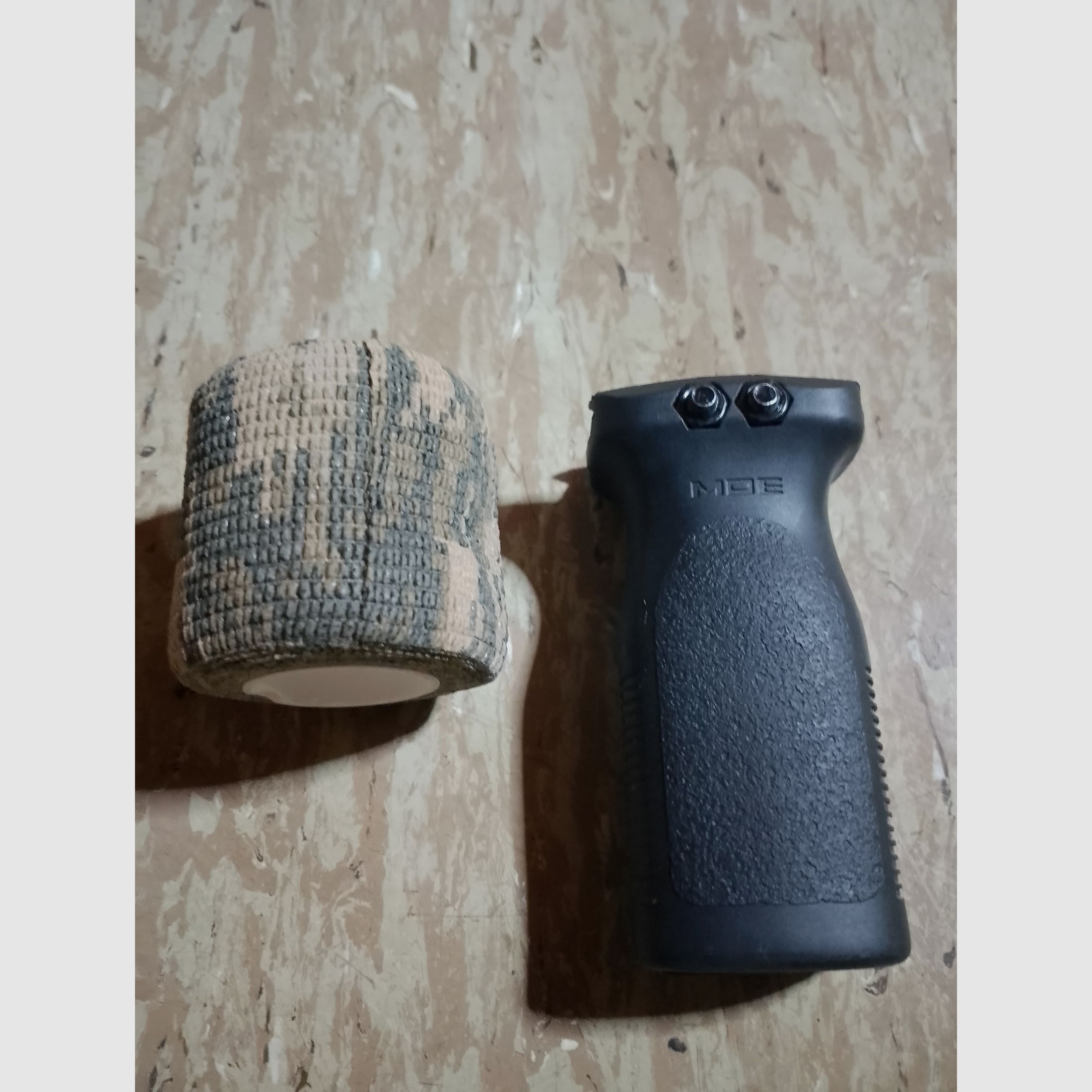 Neuwertiger  Mde Frontgrip  für 21mm picatinny Griff Vordergriff mit zusätzlich einer Rolle Tarnband flecktarn band neu 