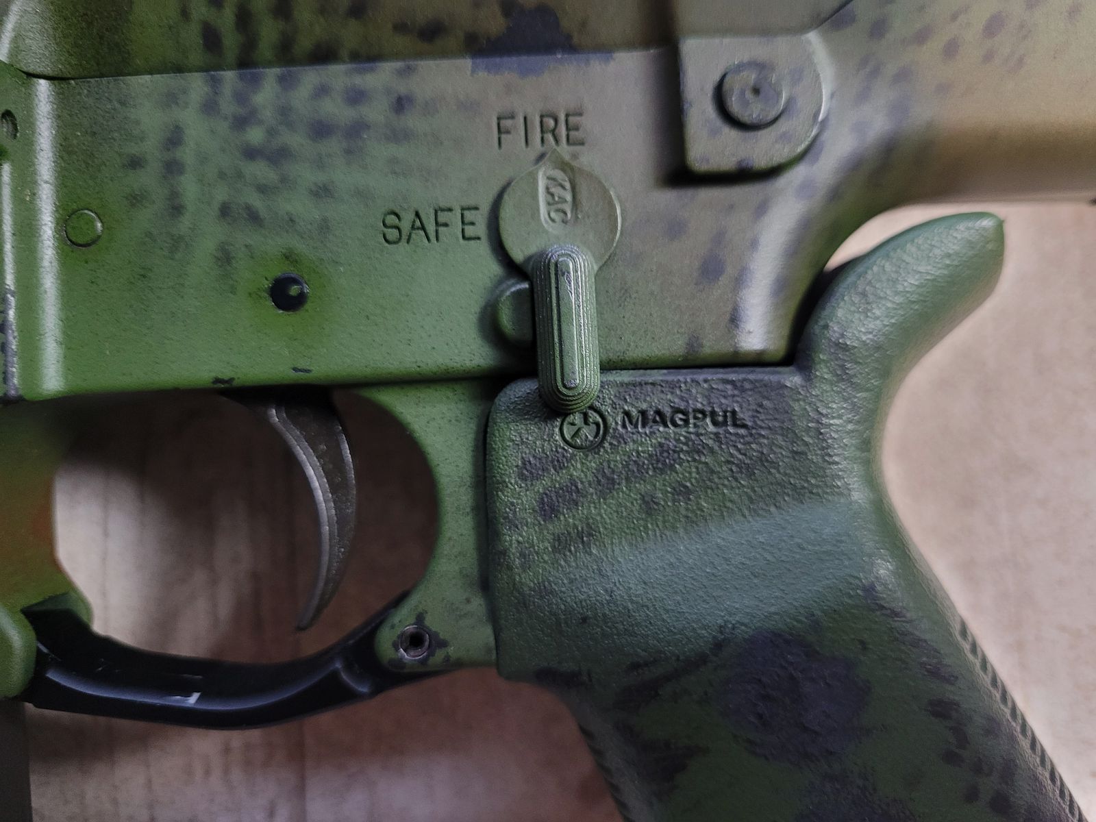 VFC SR25 ECC inkl. Firefield Shortdot, 4 Ersatzmagazinen mit Magpuls (Original) und AN/PEQ 15 Dummybox.