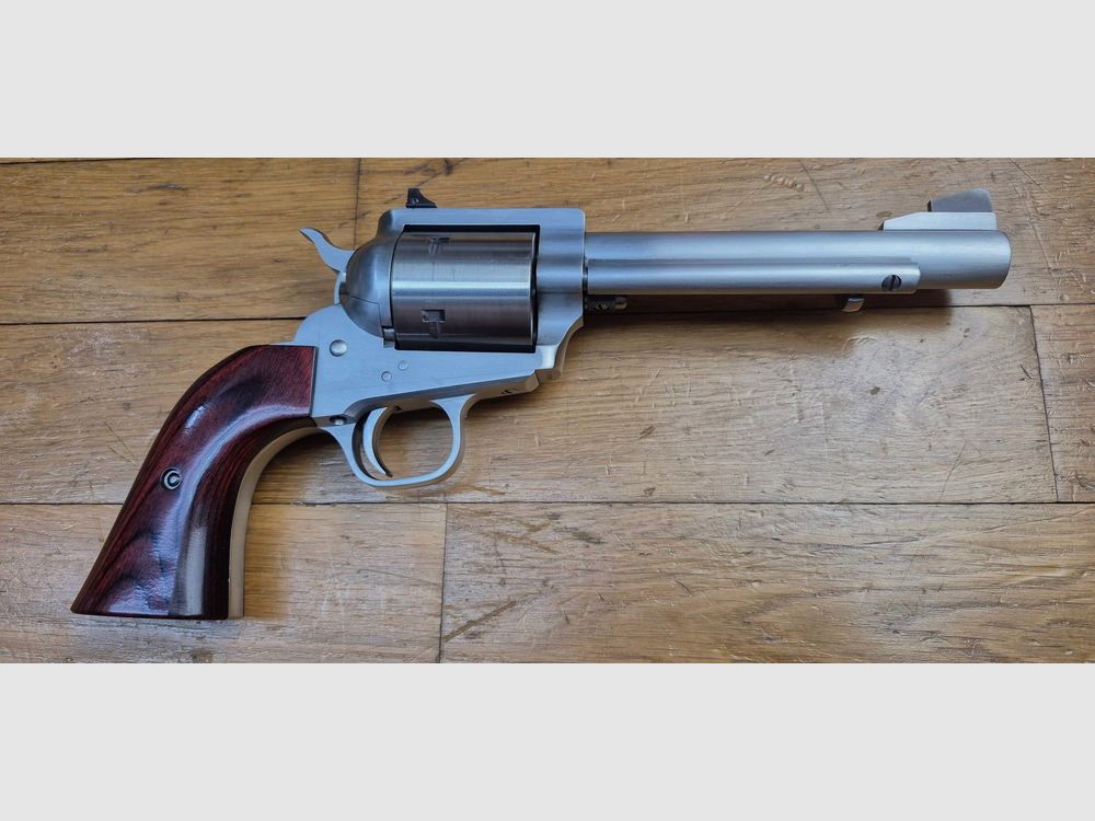 Extraordinaire Revolver Freedom Arms Mod 83 « 1st grade » – Redoutable Cal.454 Casull / 45 LC en 5 coups – Sans doute le meilleur revolver Single Action – Aucun souci pour du tir à 100 mètres et plus dans une précision d&rsquo;exception – Construction d&rsquo;une solidité et d&rsquo;un niveau d&rsquo;ajustages hors normes – Mécanique d&rsquo;horlogerie – Finition acier brossé et plaquettes de noyer Premium – Pièce très activement recherchée aux USA – Très rare en France et Collector qui ne peut décoter – État quasi neuf – TBE++/TBE+++, image 16 sur 20