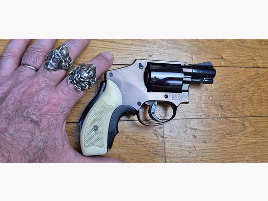 Très rare revolver Smith&Wesson Model 42 Centenial – Un 36 Chief Special sans marteau extérieur – 5 coups en cal.38SP – Modèle du centenaire 1952 – Version allégée de défense rapprochée – Rare et superbe finition deux tons Noir / Bronze à plaquettes os – Le vrai « Bodyguard » ! – Superbe état esthétique – Excellent état mécanique – Pièce d&rsquo;exception ! – TBE ++