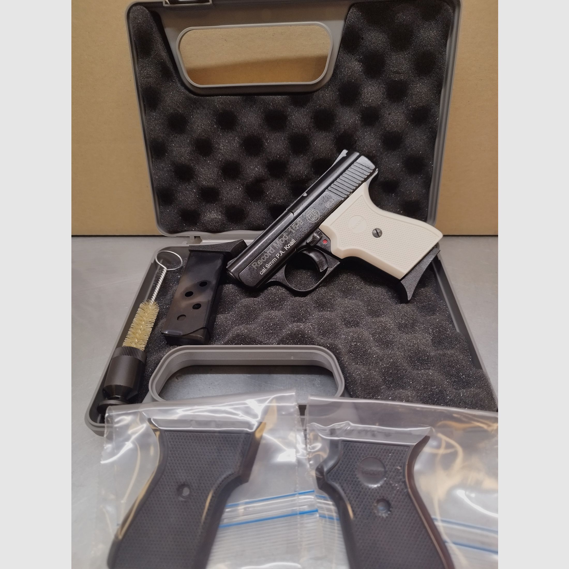 Record Mod. 15-9 Snowflake Schreckschuss Pistole 9mm brüniert inkl. Reservemagazin & Griffschalen Schwarz !!Neuware!!