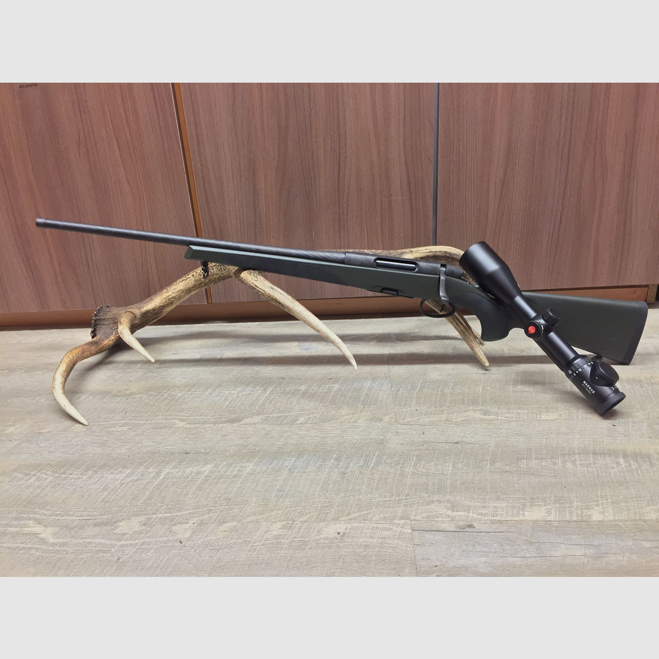 Steyr Mannlicher SM 12 SX links, mit Leica Magnus 2,4-16x56 i