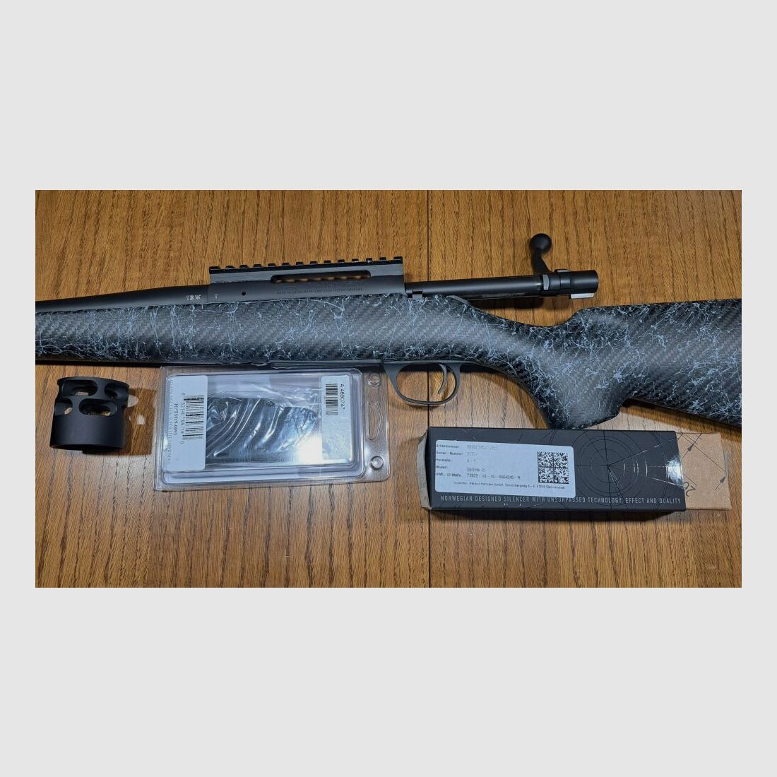 HOWA Repetierbüchse HOWA 1500 Superlite mit Carbonschaft , Schalldämpfer A TEC 45 mit Bremse, Ersatzmagazin