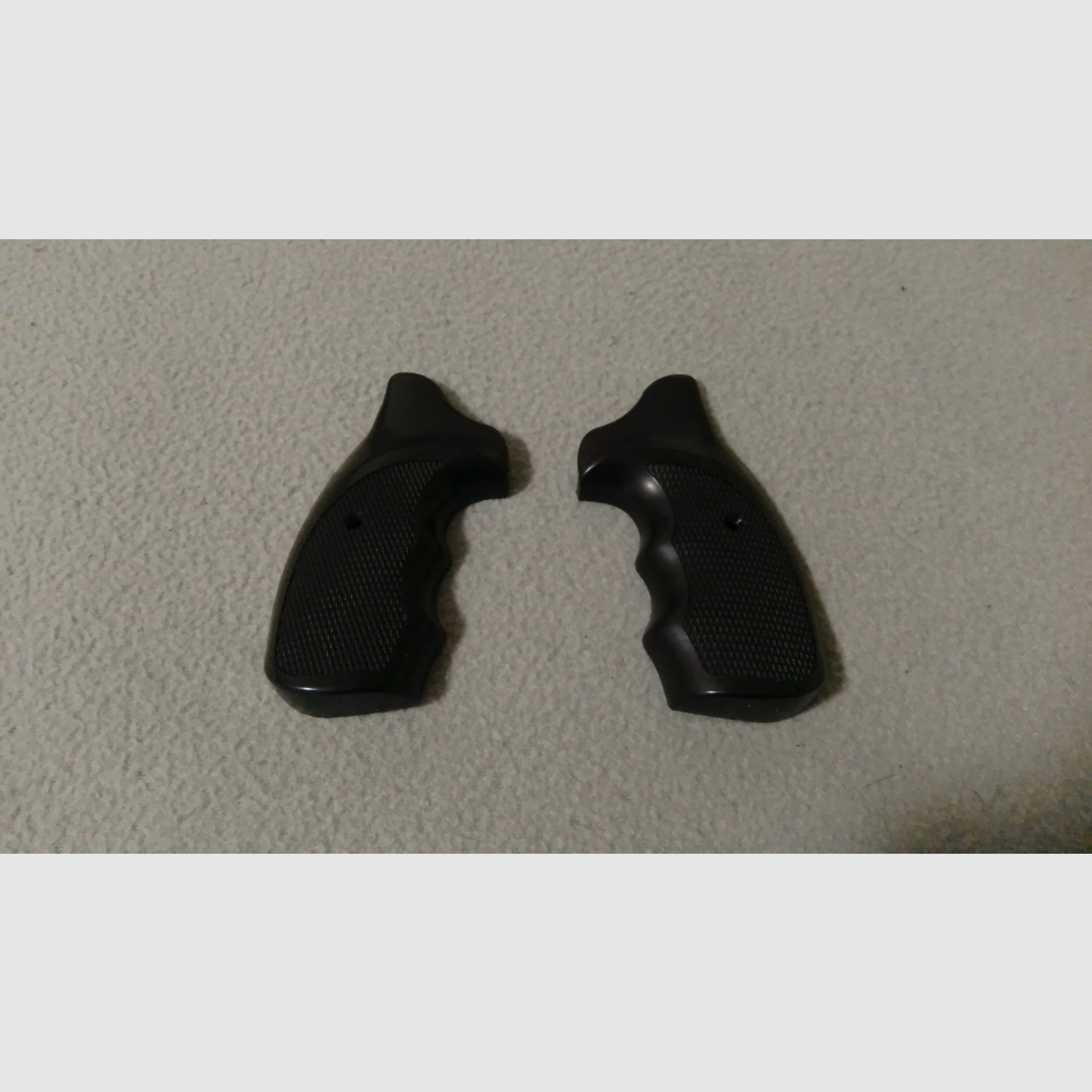Nouvelles plaquettes de poignée compatibles avec les revolvers Röhm RG89 / RG99