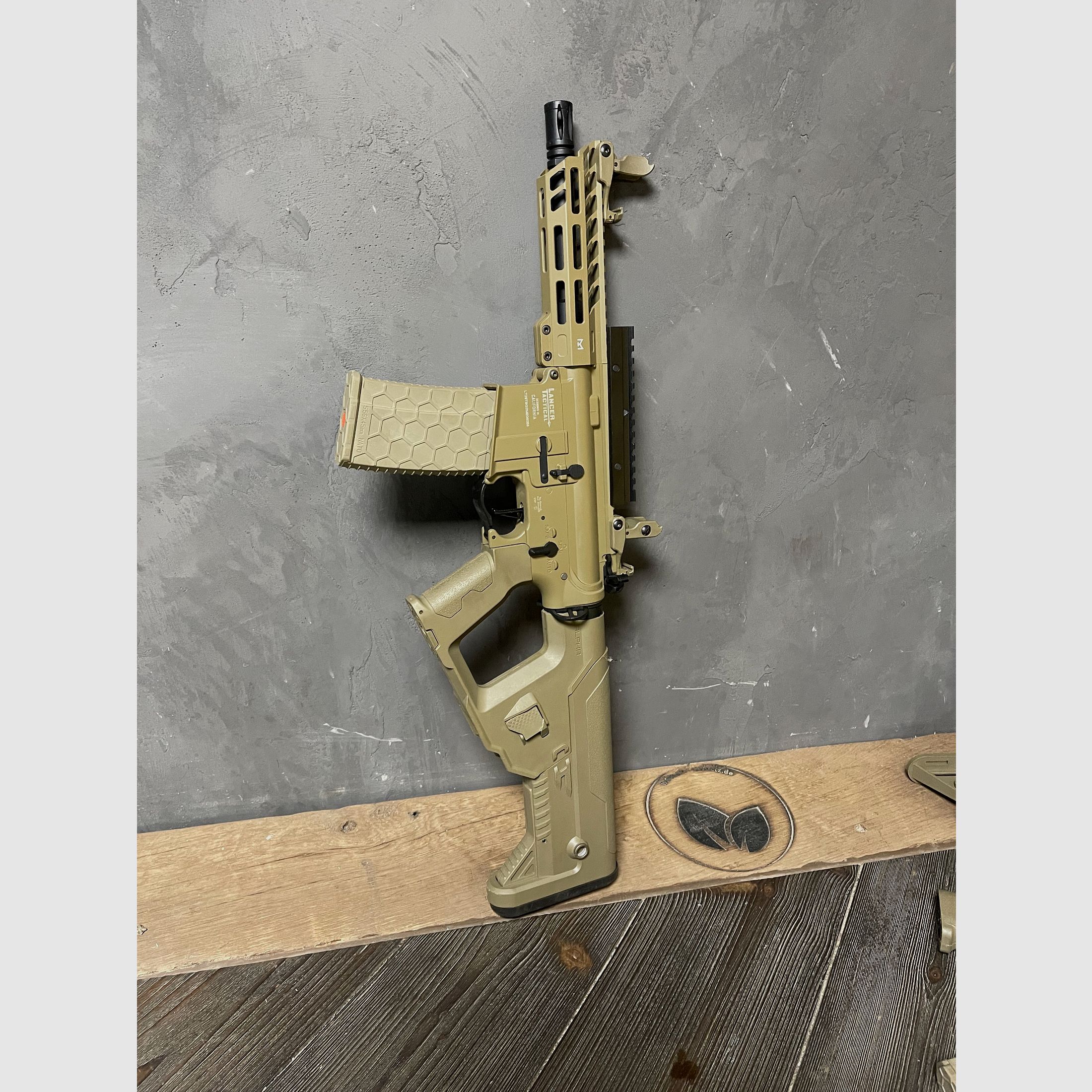 Konvult aus verschiedenen Langarm Waffen Lancer Tactical