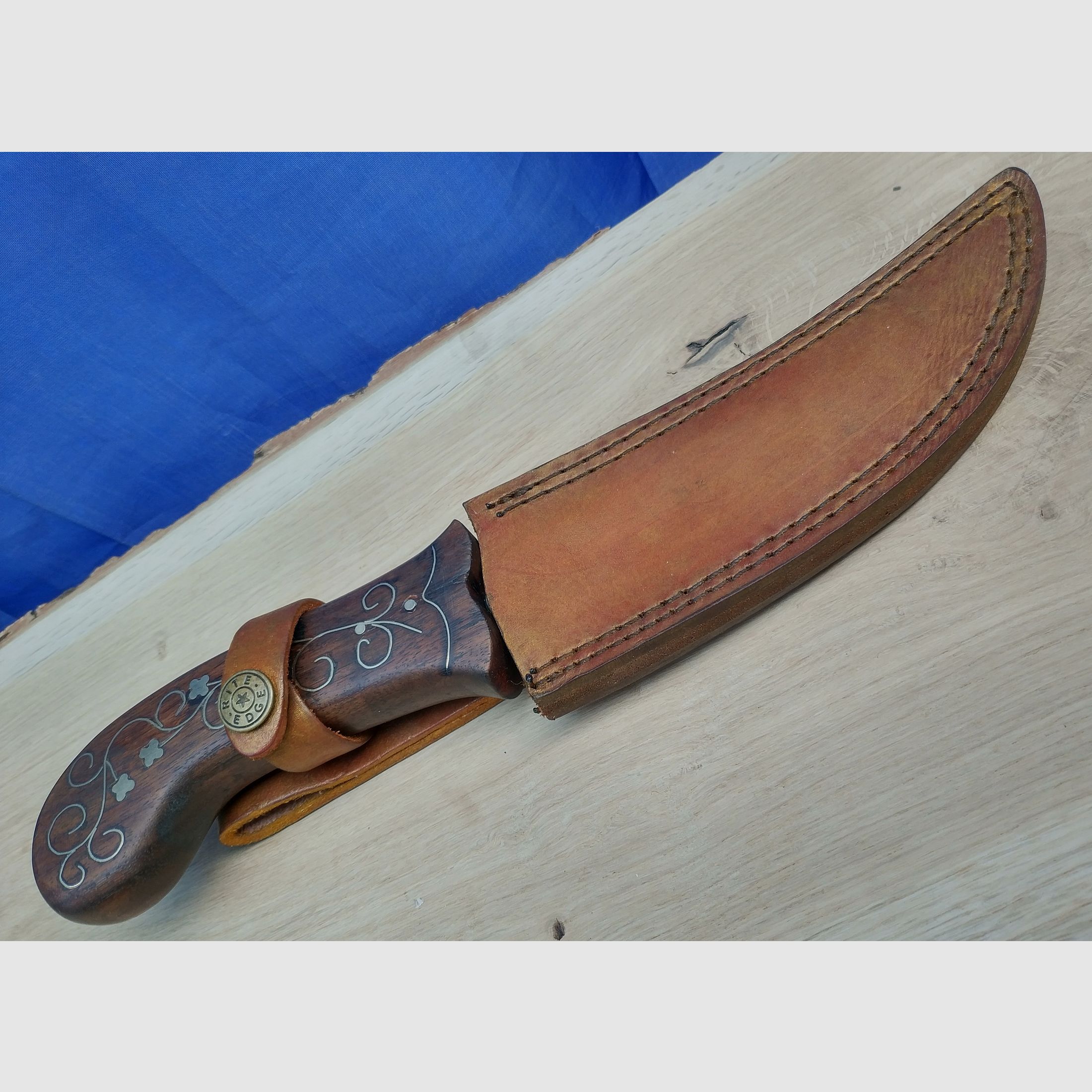 Cuchillo de cinturón oriental con hoja de damasco pulida a mano