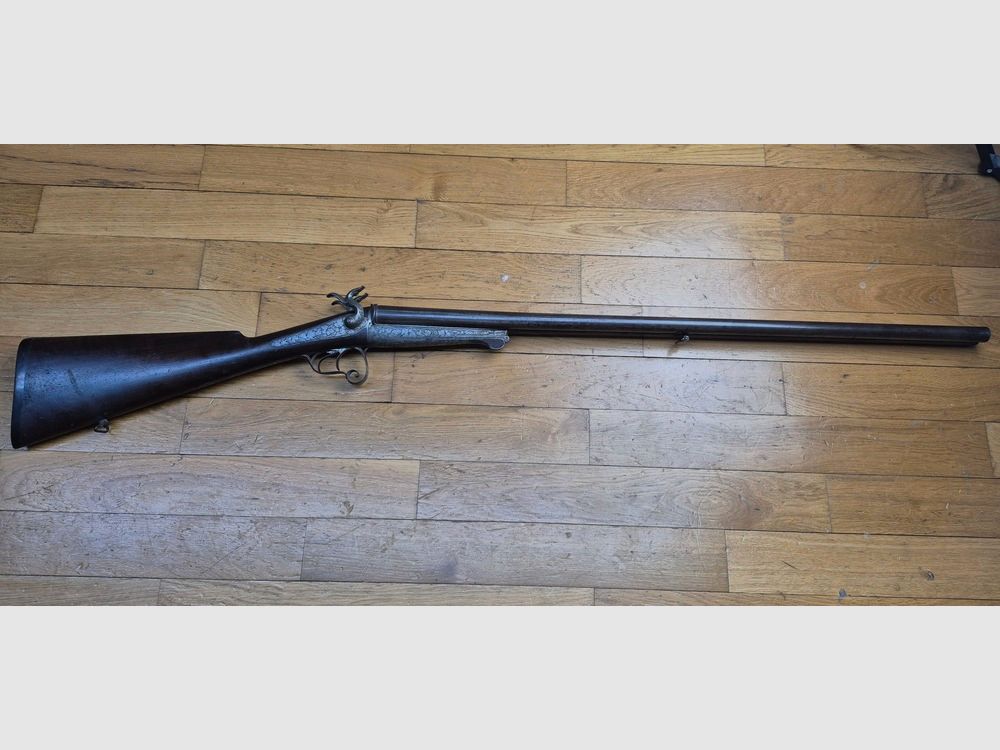 Sehr schönes Seitengewehr – Signiert auf der Laufbande „Maison de l’Inventeur Lefaucheux – 37 rue Vivienne in Paris“ – Wunderschöne Damaschusläufe – Kal. 16 – Brünierung bei 85% – Wunderschöne Gravuren an Beschlägen und Teilen – Alle Schrauben guillochiert – Schaftplatte aus Ebenholz – Sehr schönes rotes Nussbaumholz – Ausgezeichneter mechanischer Zustand – Kein Spiel – Läufe innen noch sehr sauber trotz alter Oxidation – Und ein „ECHTER“ Lefaucheux! – Waffe in TBE insgesamt – TBE, Bild 32 von 47