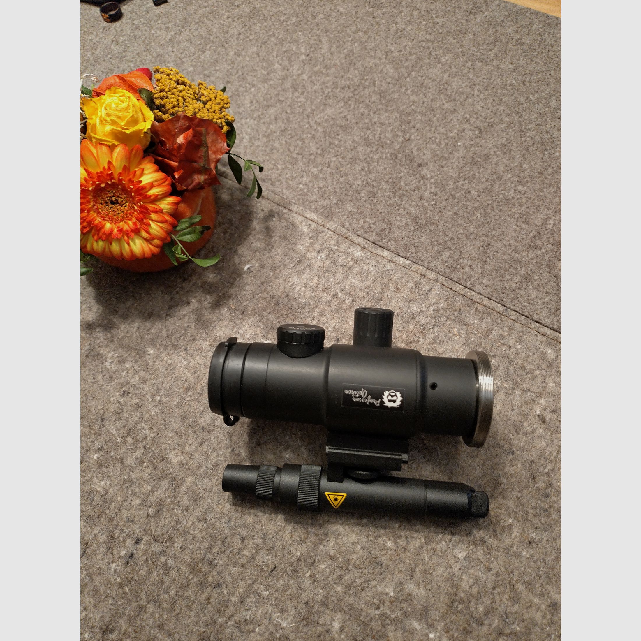 Night vision attachment Hunsrück NSG 45 with Hunsrück IR 850 and adapter ring M33.5x0.75mm to M52x0.75mm. Absolutely as new, no use!!!