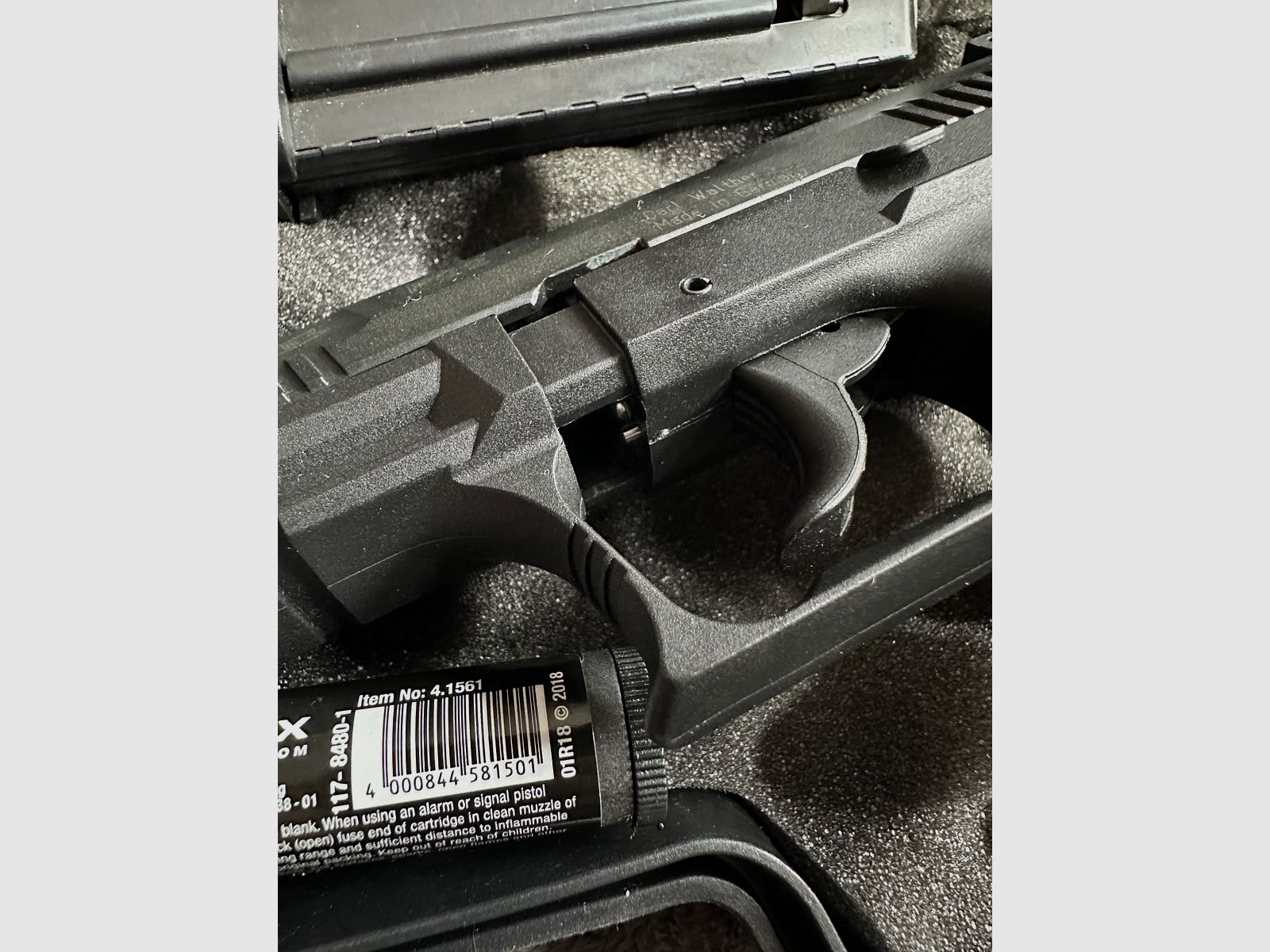 Walther P22 9mm P.A.K. met munitie en afvuur effecten