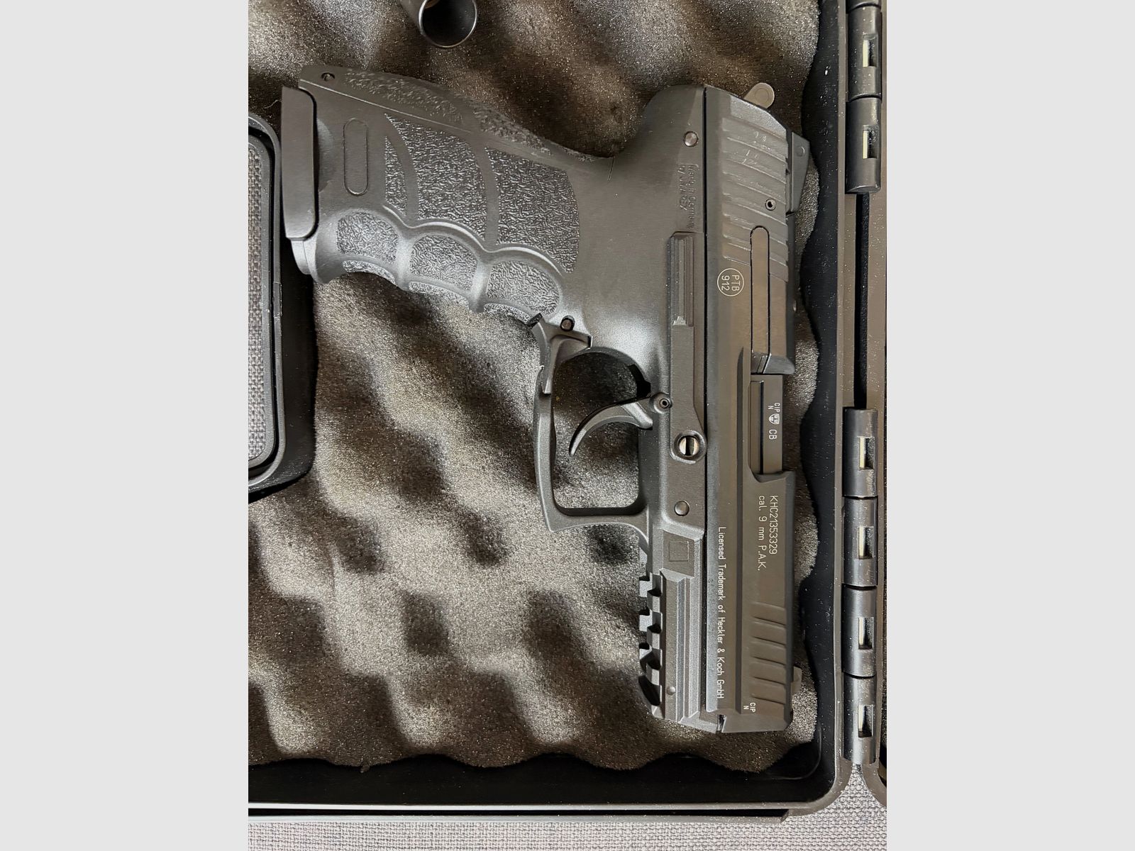 Heckler und Koch P30 mit 100 Schuss Platzpatronen 