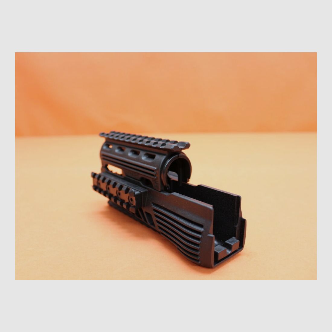 CAA Tactical Kalashnikov AKM : Système à 4 rails / Garde-main CAA (RS47SET) en polymère noir. Convient pour les systèmes de type Kalashnikov AKM / AK47 / AK74.