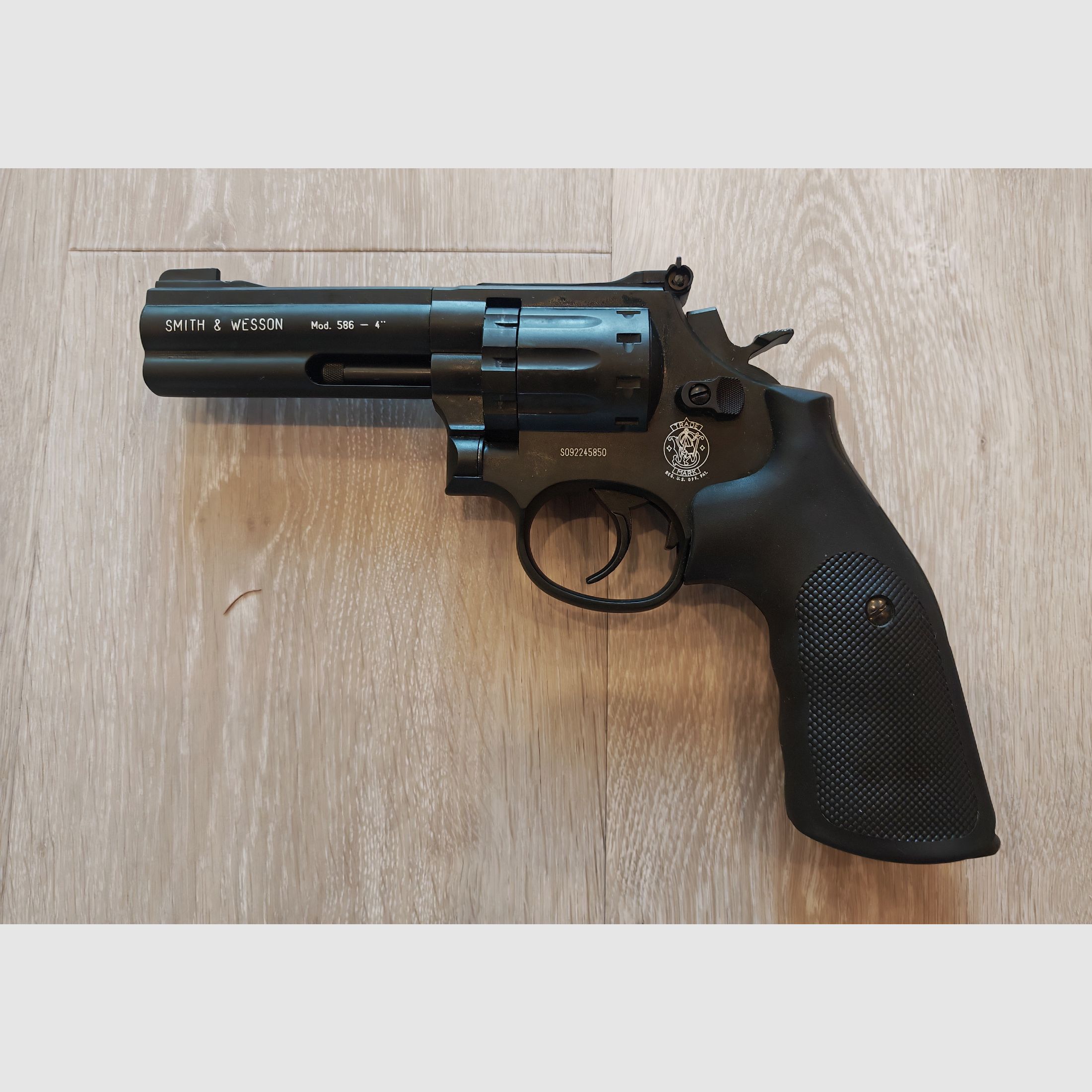 Smith & Wesson 586 revolver Co2. Longueur de canon de 6 pouces + 3,5 pouces, silencieux, 4,5 mm, mallette.