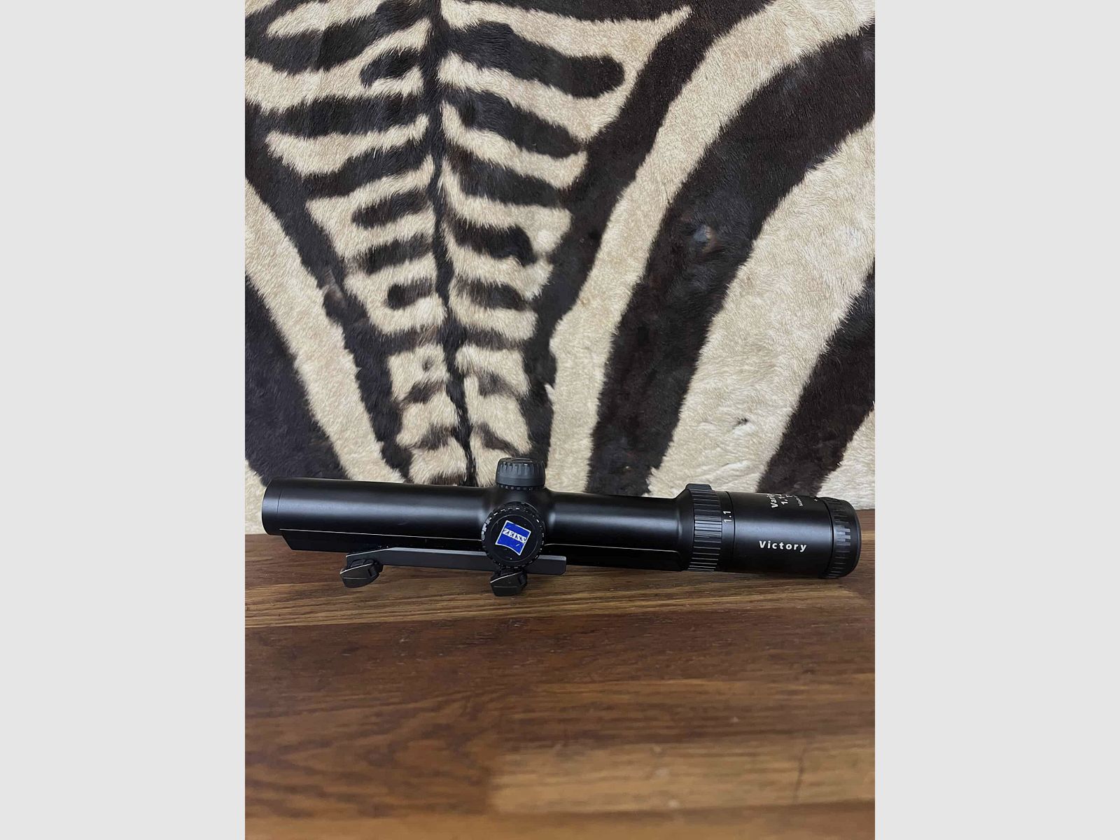 Zeiss Victory Varipoint 1.1-4x24T* riflescope, image 1 of 7