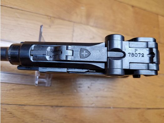 Sehr schöner Schweizer Luger P06/1929 – Kal. 7,65 Parabellum – eines der letzten Exemplare – Sehr seltenes Stück für den zivilen Markt (eines von 317!) – monomatrikulierter – Magazin im Modell – Ausgezeichneter Zustand!