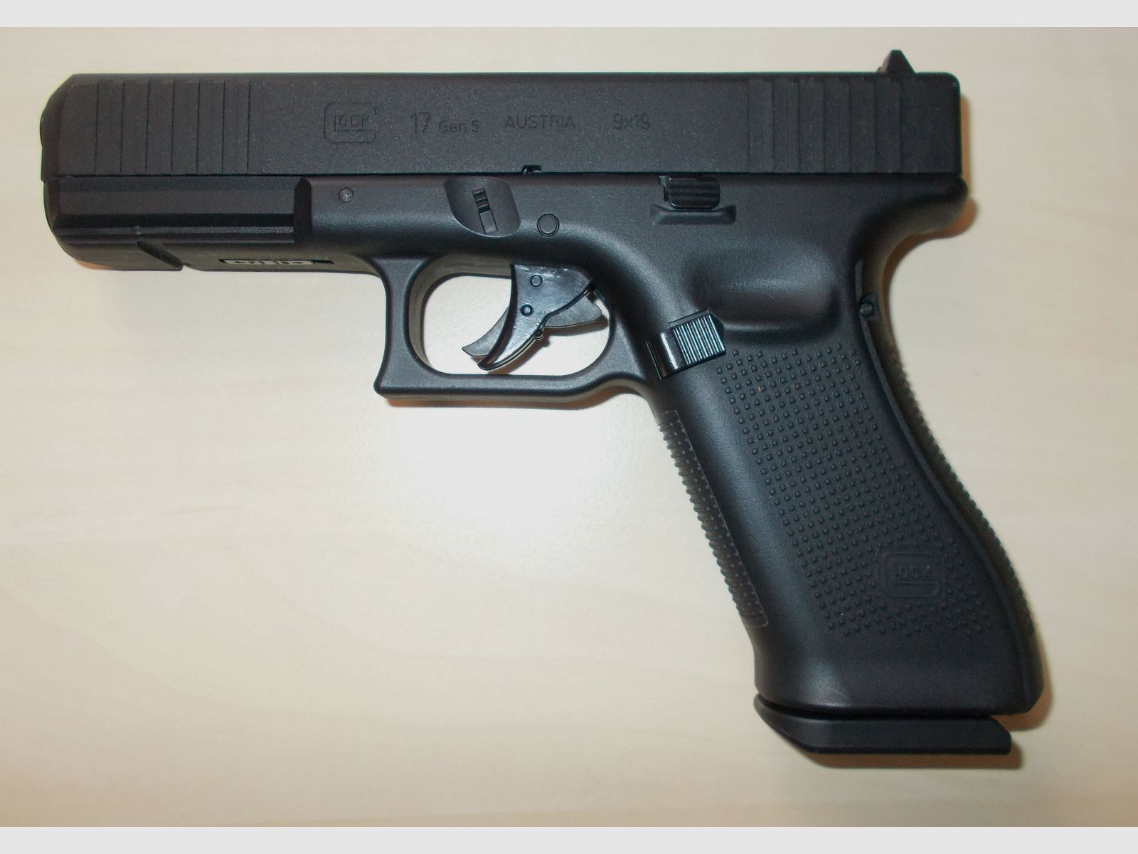 Umarex Glock 17 Gen 5 Blowback 4.5mm DIABOLO + 2nd magazine and case