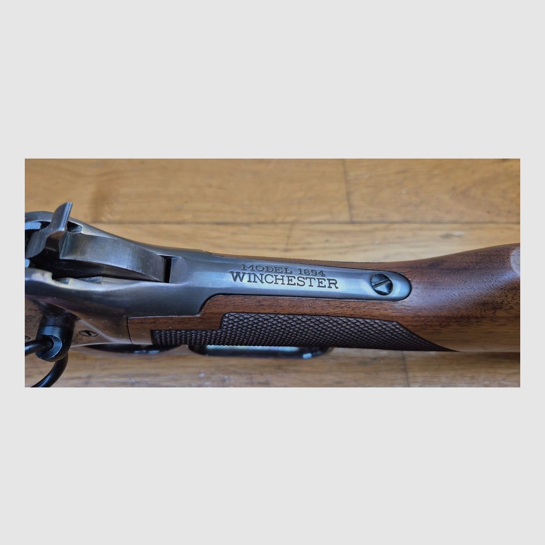 Sehr schöne Winchester Gedenkwaffe „Sheriff Bat Masterson“ – Saddle Rifle Modell 1894 – Waffe von 1979 – Nur 8.000 Exemplare – Kal. 30-30 Win – RAR Originalbox in BE+ – Waffe im Zustand von fast neu – TBE+++, Bild 20 von 36