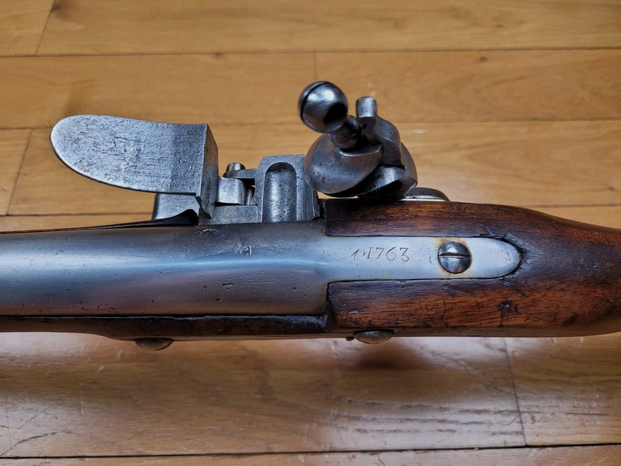 Seltenes französisches Infanteriegewehr 1763 / 1766 – komplett und sehr nah an seinem Originalzustand – Schaft in „Viertelvache“ und Originalholz – Sehr schöne konforme Schloss – Alle Originalschrauben – um 1770 – Regierungszeit von Ludwig XV – 144 cm – Seltenheitszustand!, Bild 19 von 26