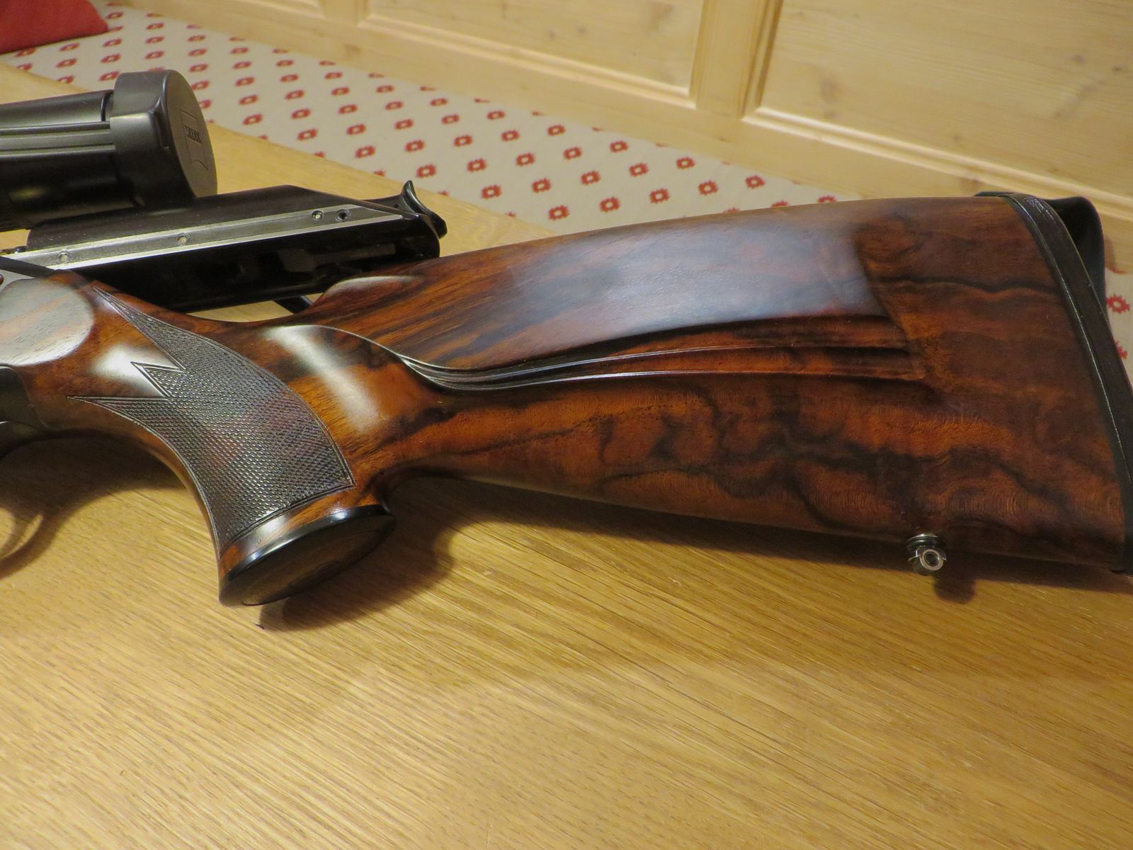 Blaser R93 Attache Holzklasse 7 z lufcami w kalibrze 6,5x57 i wymiennym lufą 30.06