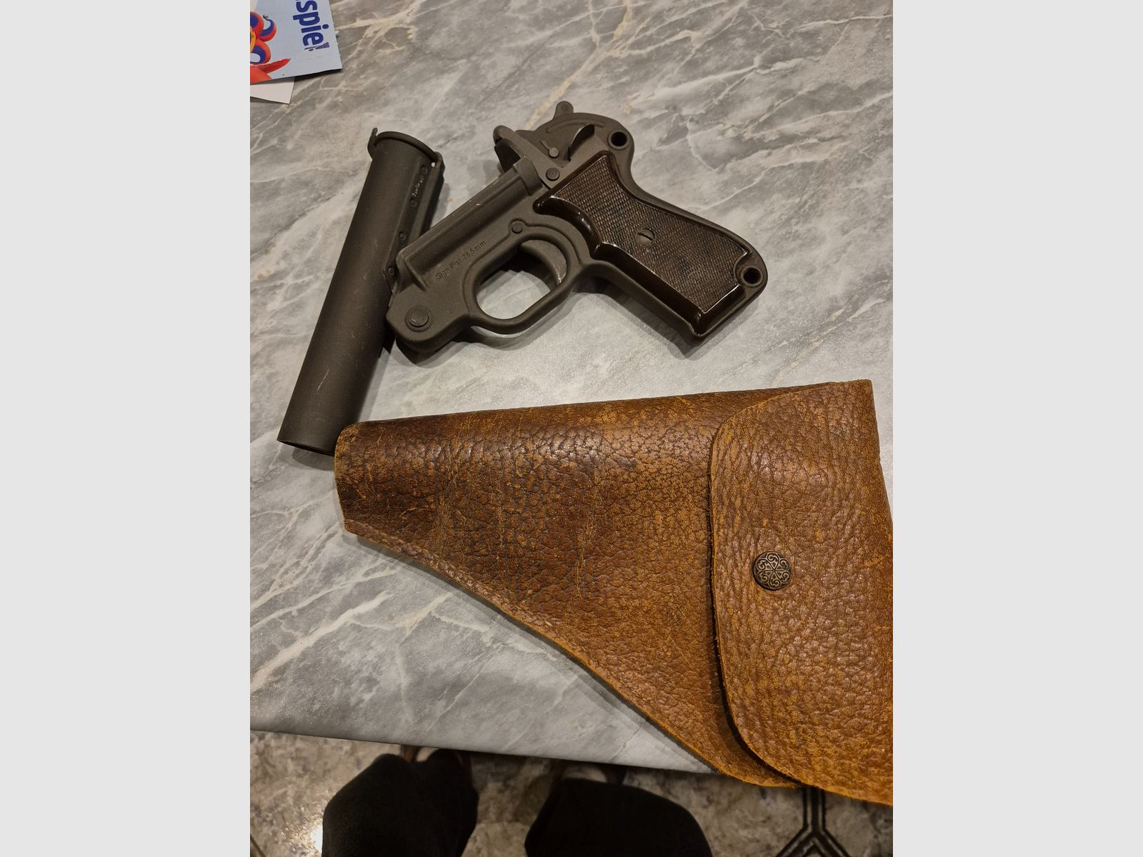 Signal pistol, image 2 of 3