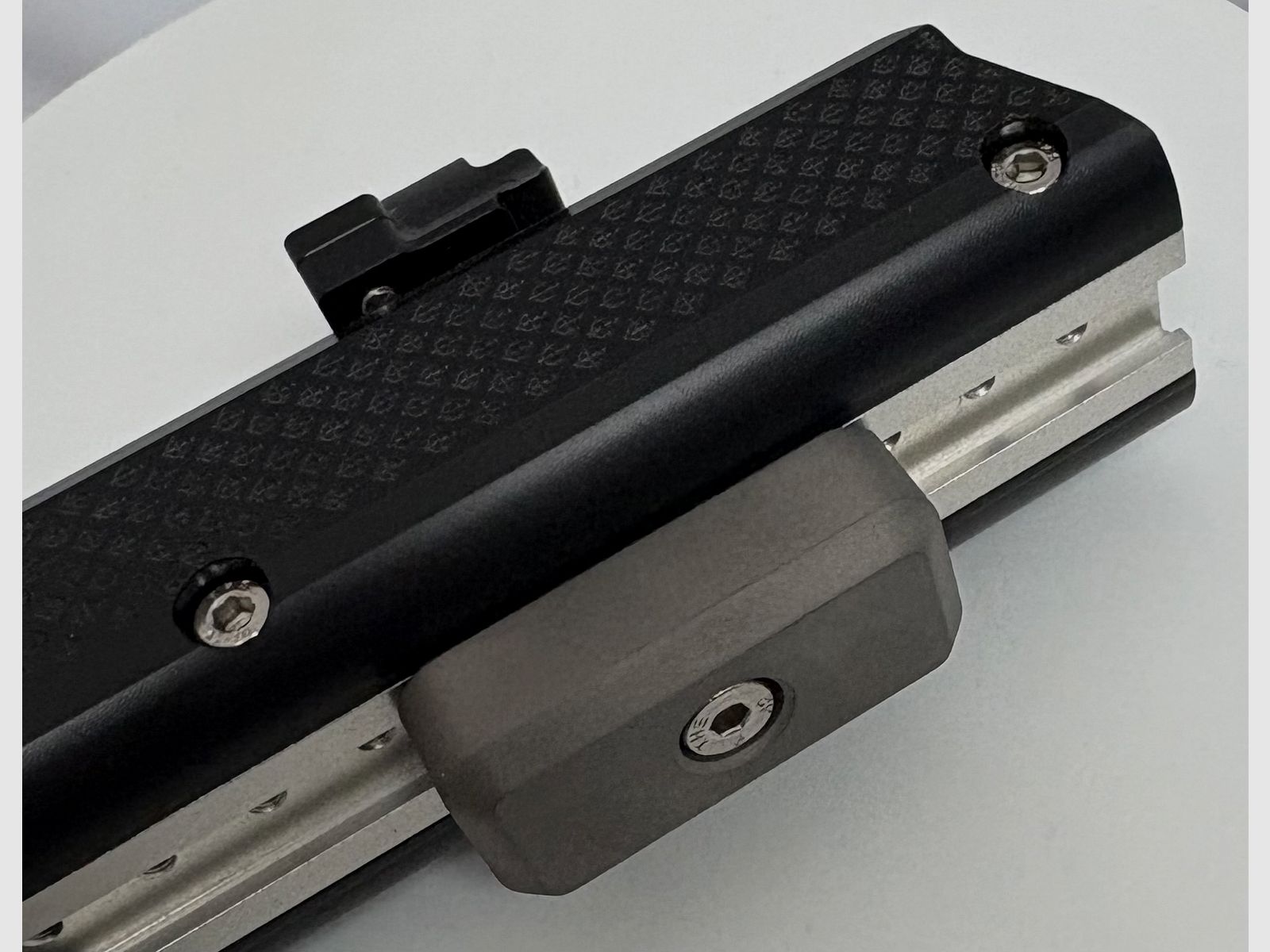 ahg-UIT stock weight