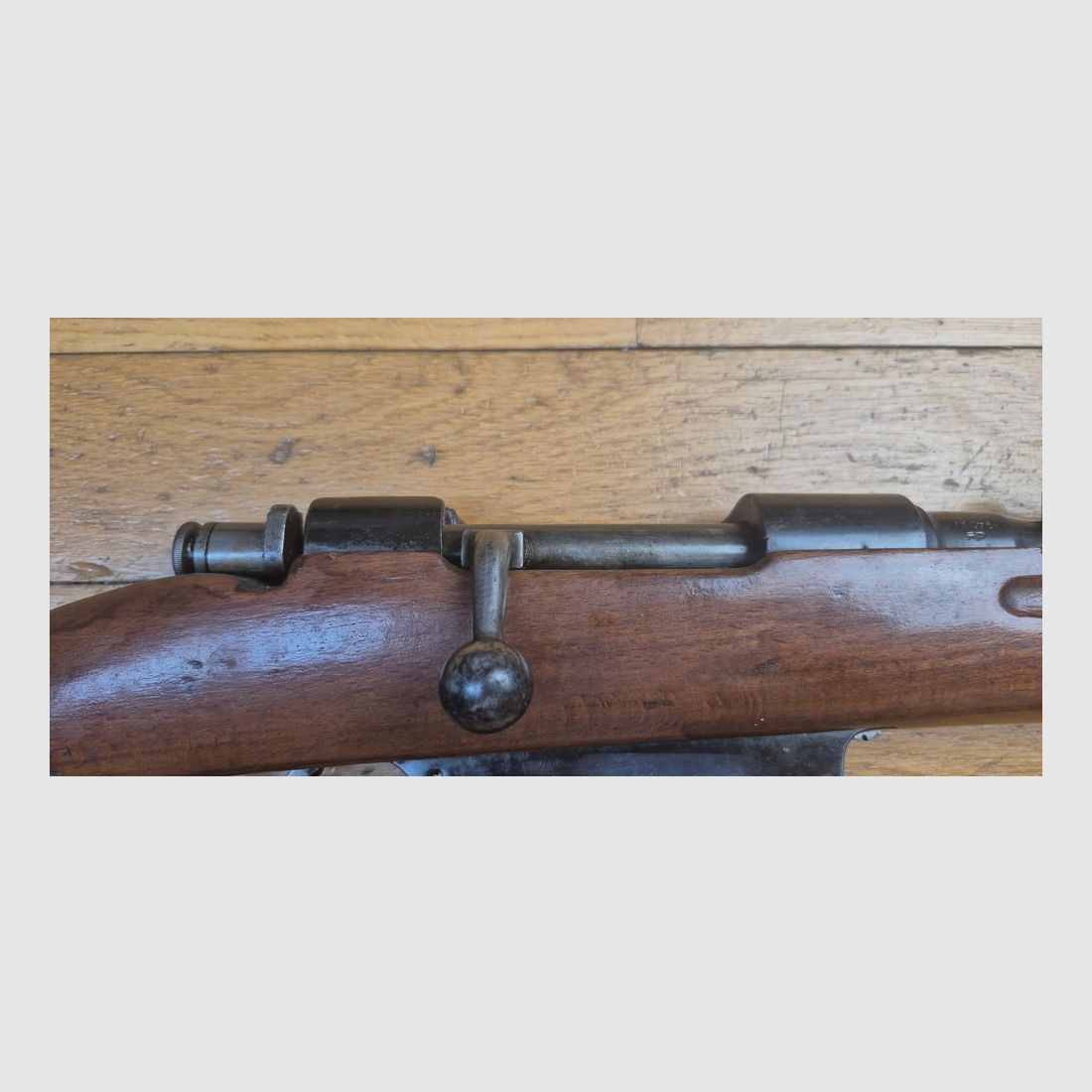 Très beau mousqueton Truppe Speciale Carcano Modèle 1938 (91/38 TS) – Arsenal de Terni – Cal. d&rsquo;origine 6,5×52 – Mono-matricule – Bois très beau – Excellent état mécanique – Beau canon avec des rayures nettes jusqu&rsquo;à la bouche – Arme de 1940 – TBE++/TBE+++, image 5 sur 34