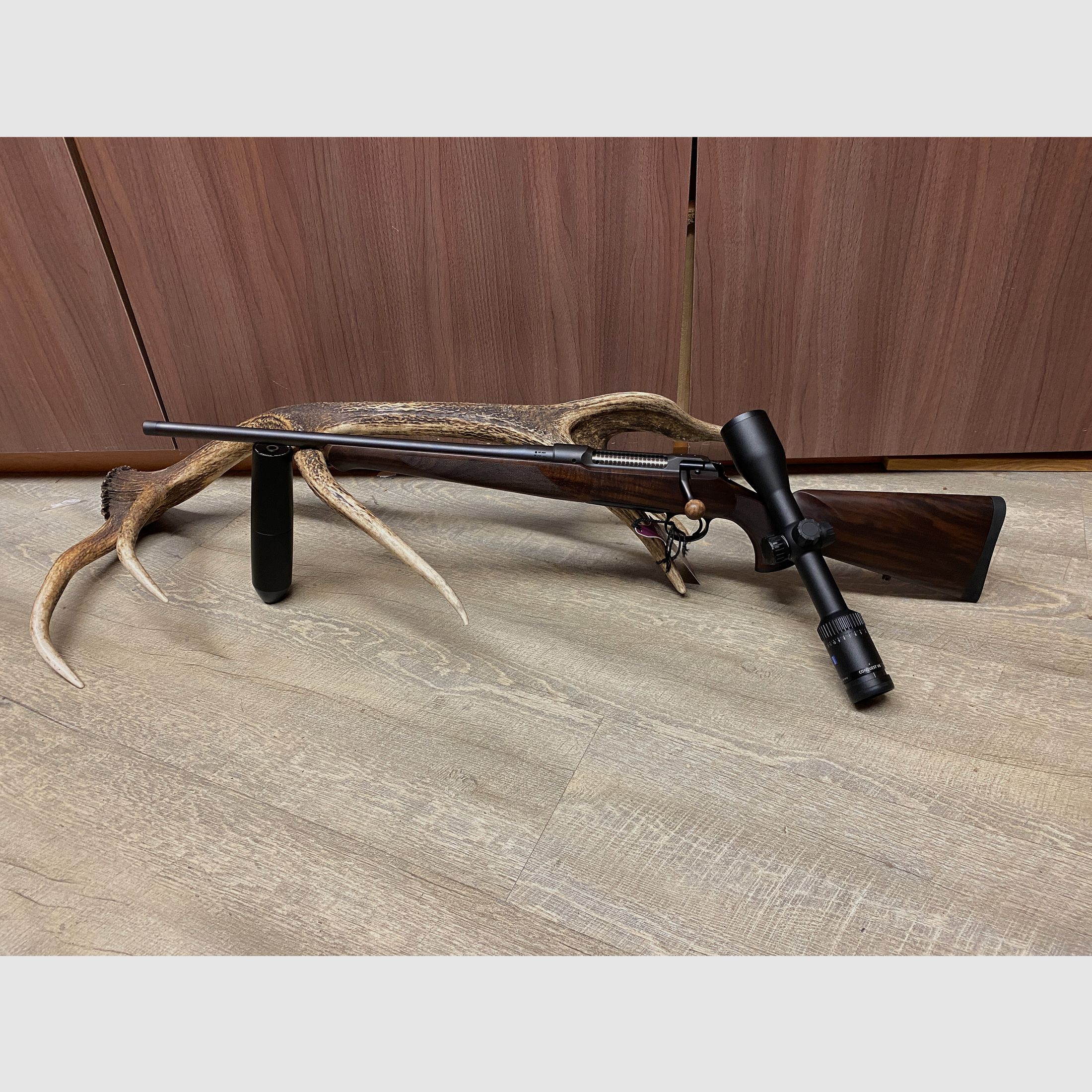 Sauer 101 Artemis VS, links, mit Zeiss Conquest V6 2-12x50 M, mit Schiene