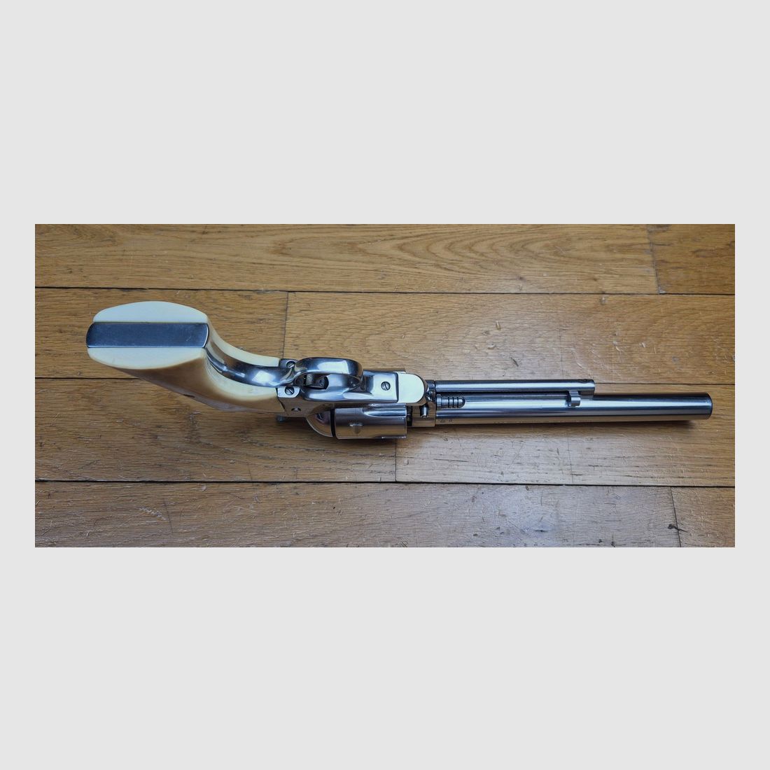 Sehr schöner Ruger Vaquero Revolver – Kal. .45 Colt mit sechs Schuss – Lauf 7,5 Zoll – Version „Old model“ (die stabilste!) – Wunderschöne „Stainless“-Oberfläche mit dicken Griffschalen aus Knochen – Geliefert mit Originalbox und Holzgriffschalen von RUGER – Ausgezeichneter mechanischer Zustand und wunderschöner Spiegel-Lauf – Ein Top-Cowboy! – Hervorragender Zustand – TBE+/TBE++!, Bild 10 von 28