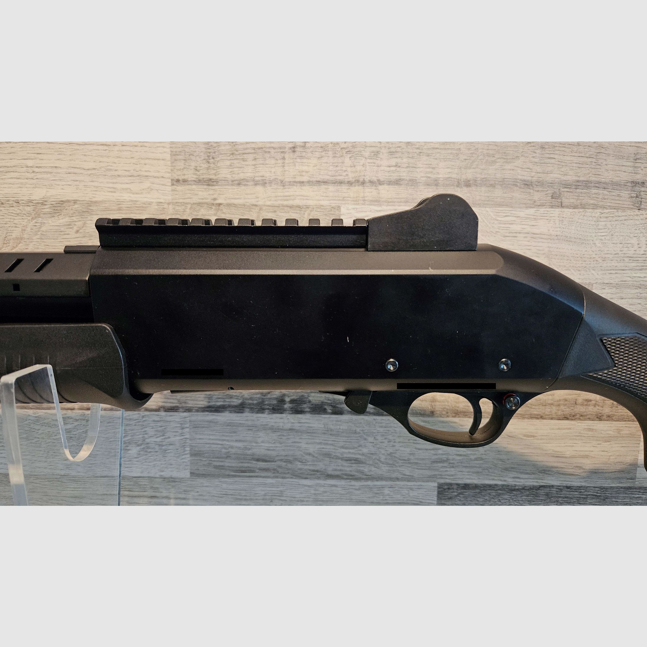 Artículo nuevo - Escopeta de repetición de culata delantera Pumpgun Akkar Karatay TK-355 612PS Negra Cal. 12/76