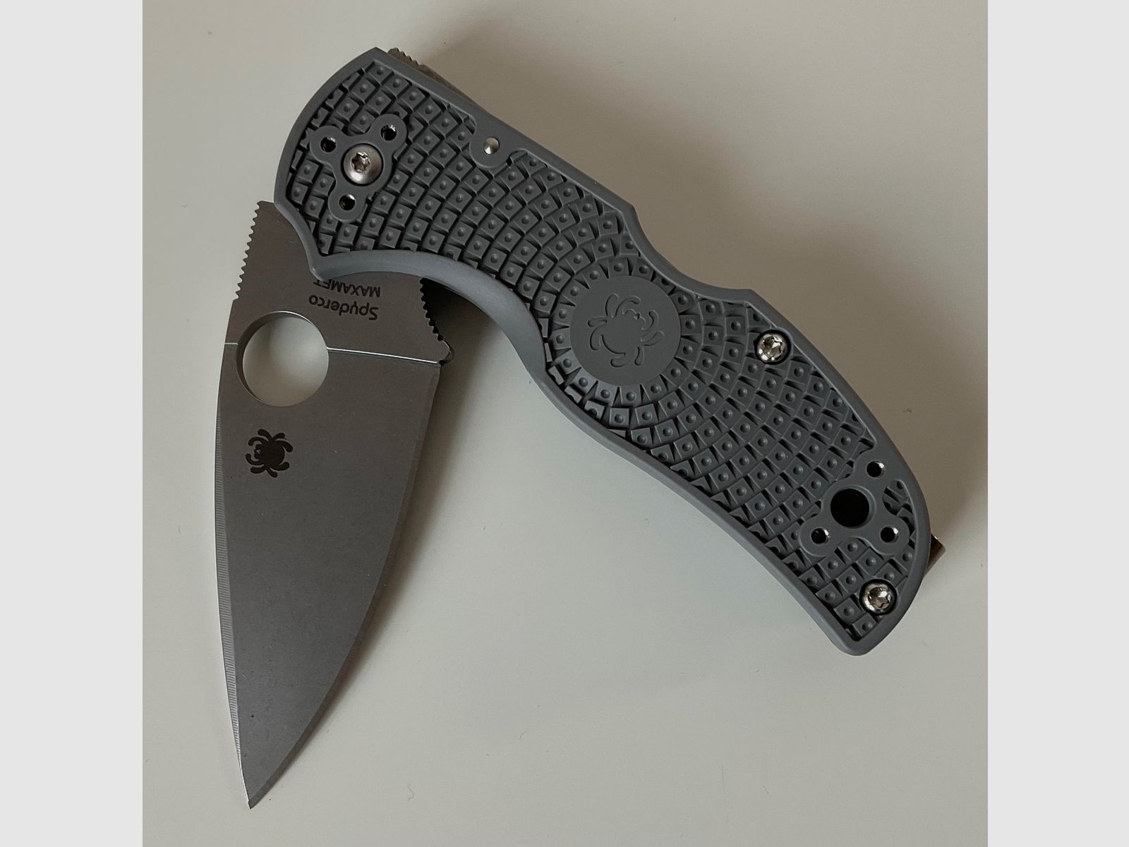 Spyderco Native 5 Maxamet C41GY5 Folder, FRN grau mit Deep Carry Clip von Lynch