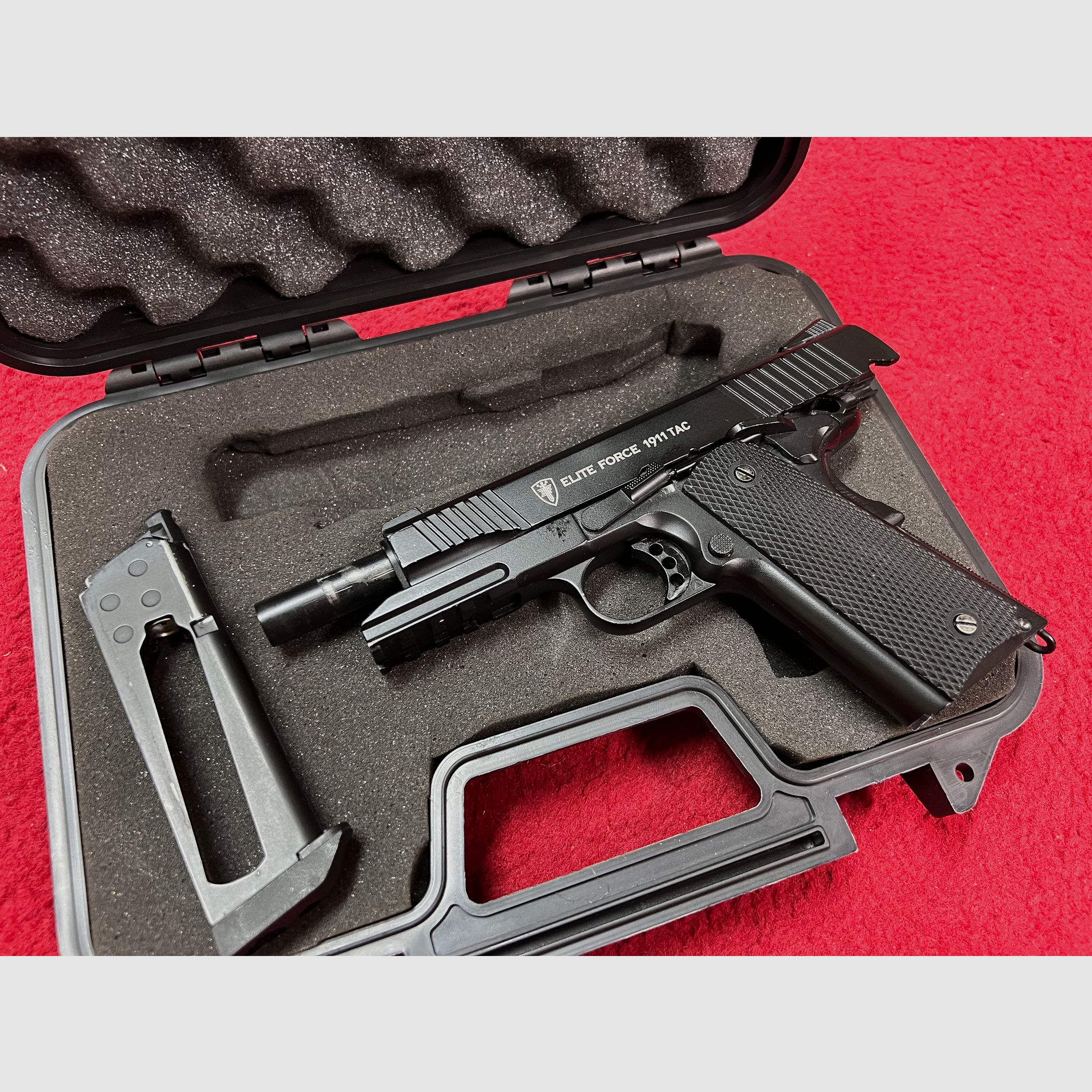 Umarex Elite Force 1911 TAC in zwart 6mm C02 versie met 2 magazijnen.