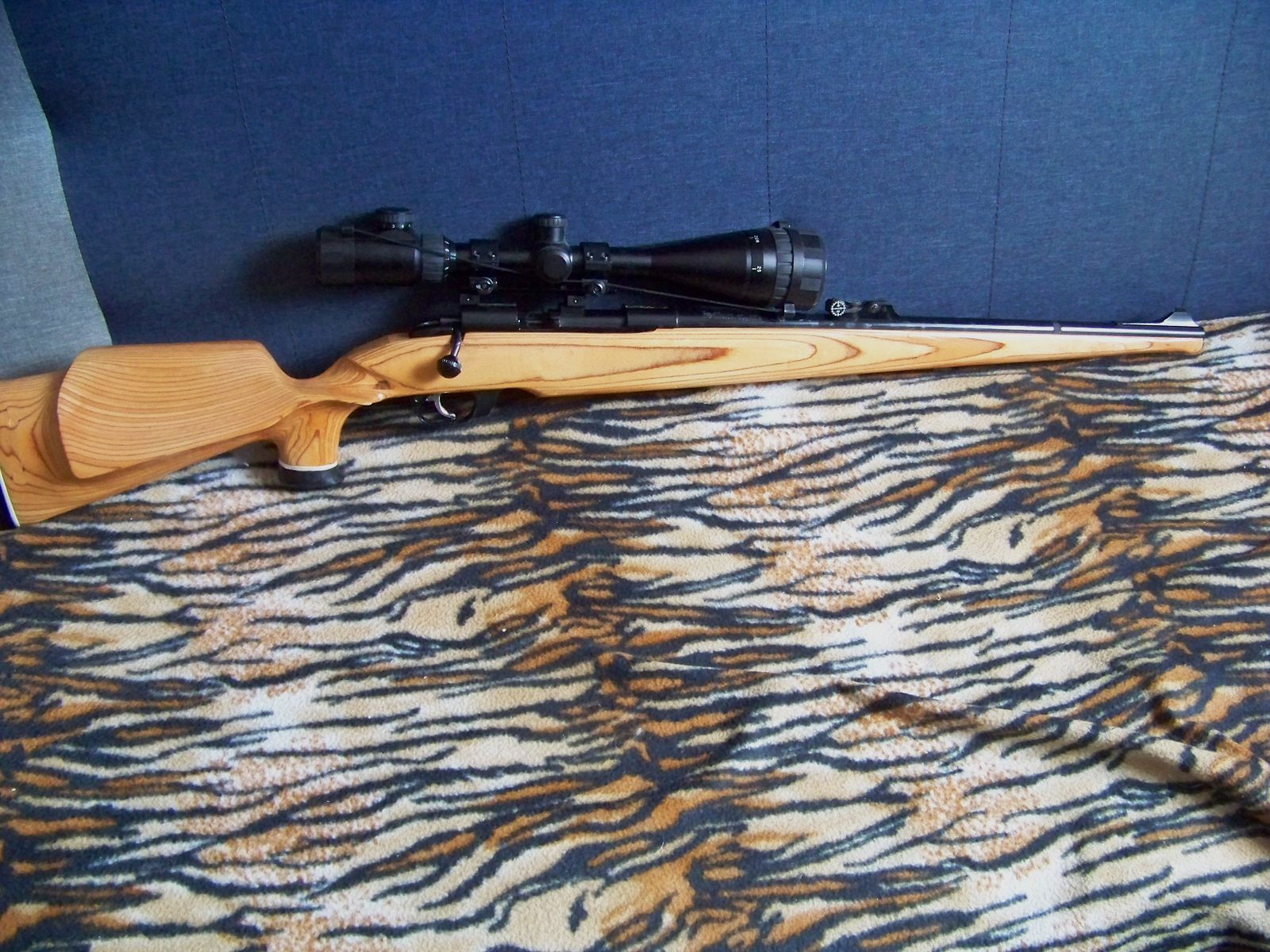 CO" Gewehr Podium im Stutzen Schaft mit Zielfernrohr 4,5mm
