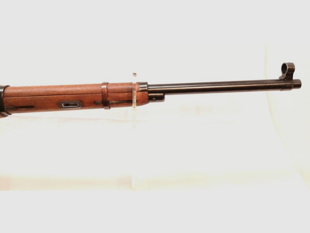 Karabin treningowy Mosin Nagant - karabin treningowy, z numerami zgodnymi, przedni metalowy uchwyt w kolorze brązowym.