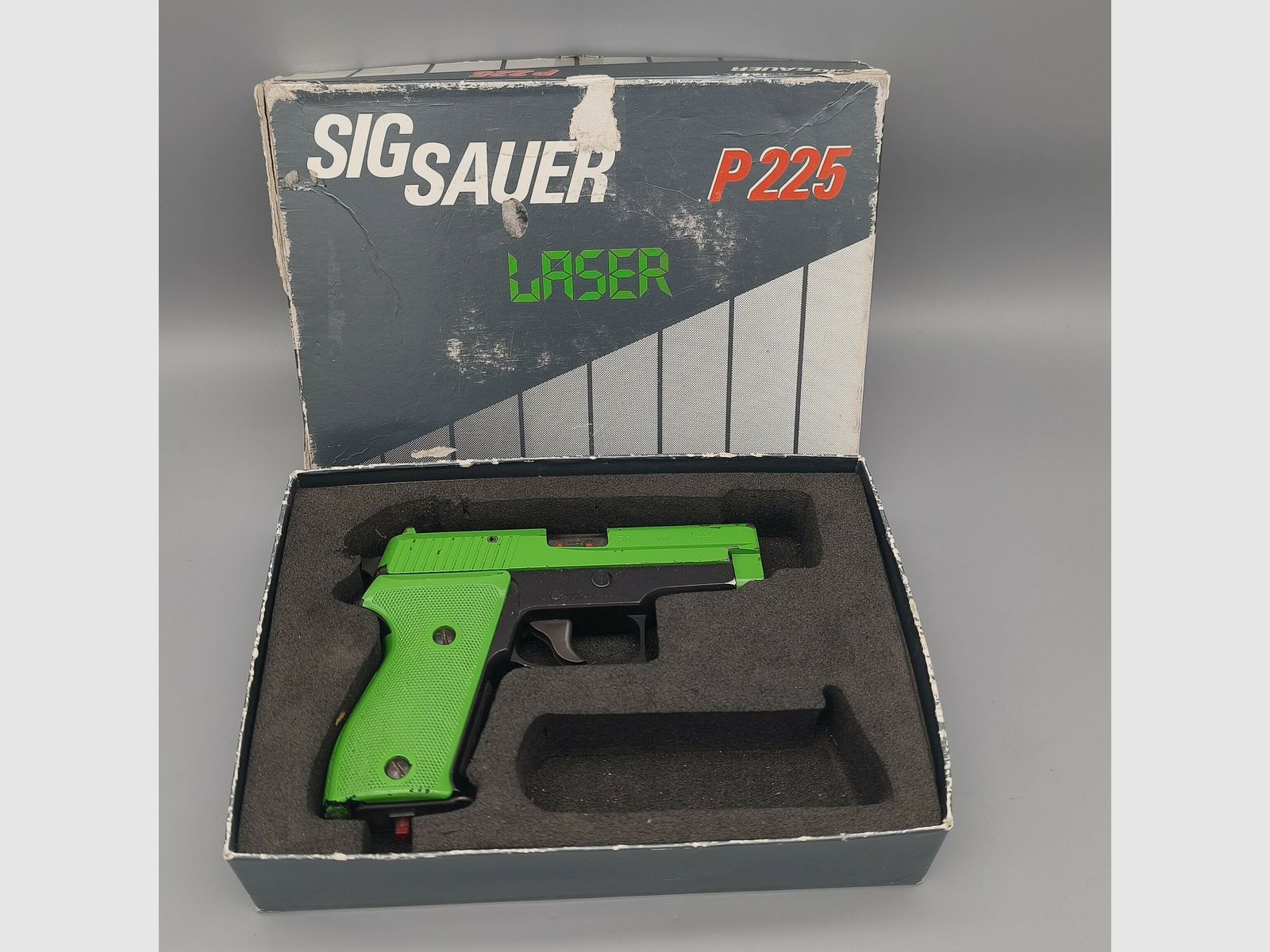 SIG Sauer P6 Laser Übungspistole der Polizei NRW "Grünwaffe" CQT" #986 ohne
