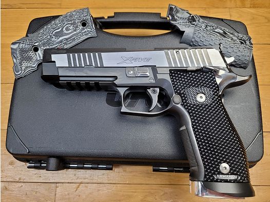 Exceptionnel Sig Sauer X Five « Black and White » – Cal. 9×19 – Fabrication du Mastershop Sig Sauer – Simple action uniquement – Départ prodigieux – 2 chargeurs 19 coups – Sûreté ambidextre – Plaquettes d&rsquo;origine + Armanov – Guidon fibre optique – Coffret outils documents – La Batmobile des armes de poing moderne ! – Occasion à l&rsquo;état véritable de Neuf absolu !