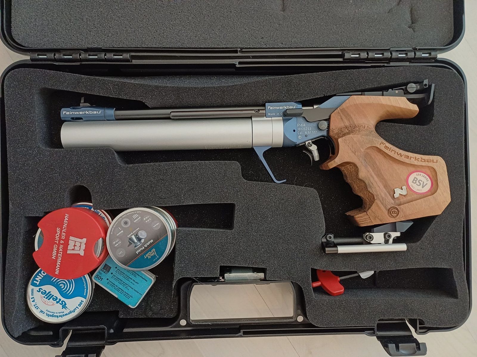 Air pistol Feinwerkbau P55 with 6500 air rifle pellets - Right-handed