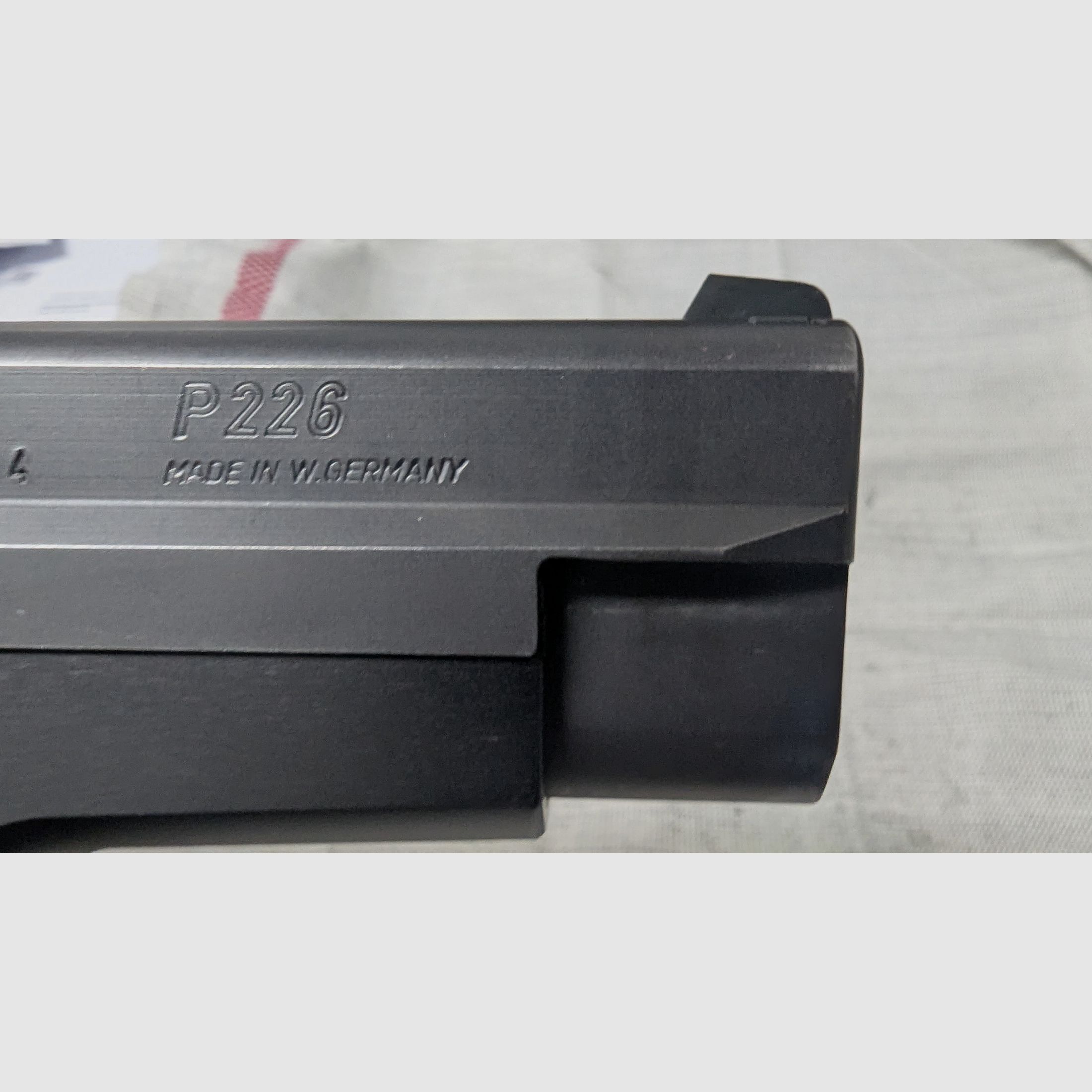 SIG Sauer P226 – 9 mm – buone condizioni fino a molto buone – incluso caricatore e fondina