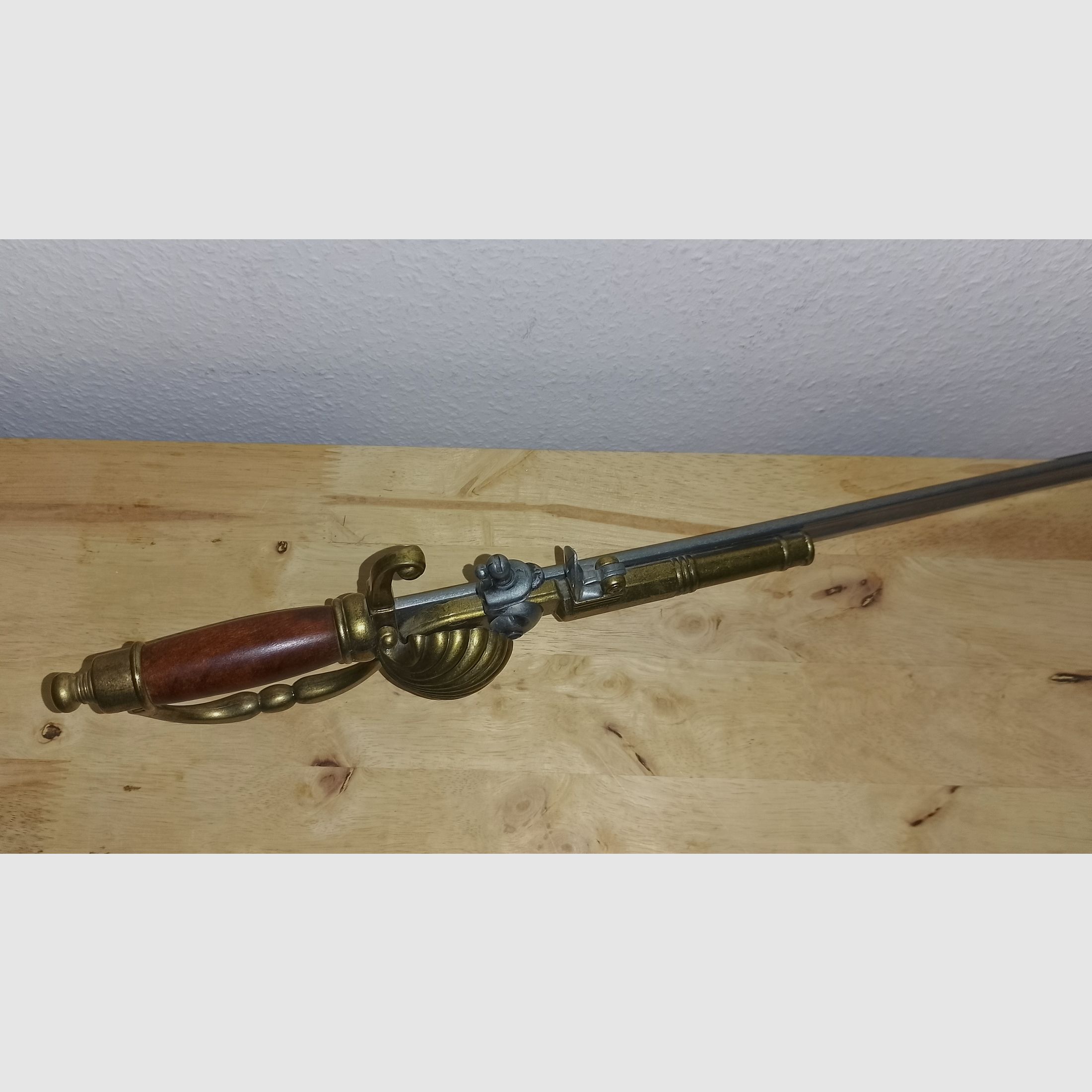 Deko Säbel mit Steinschlosspistole ca.72cm Rarität.