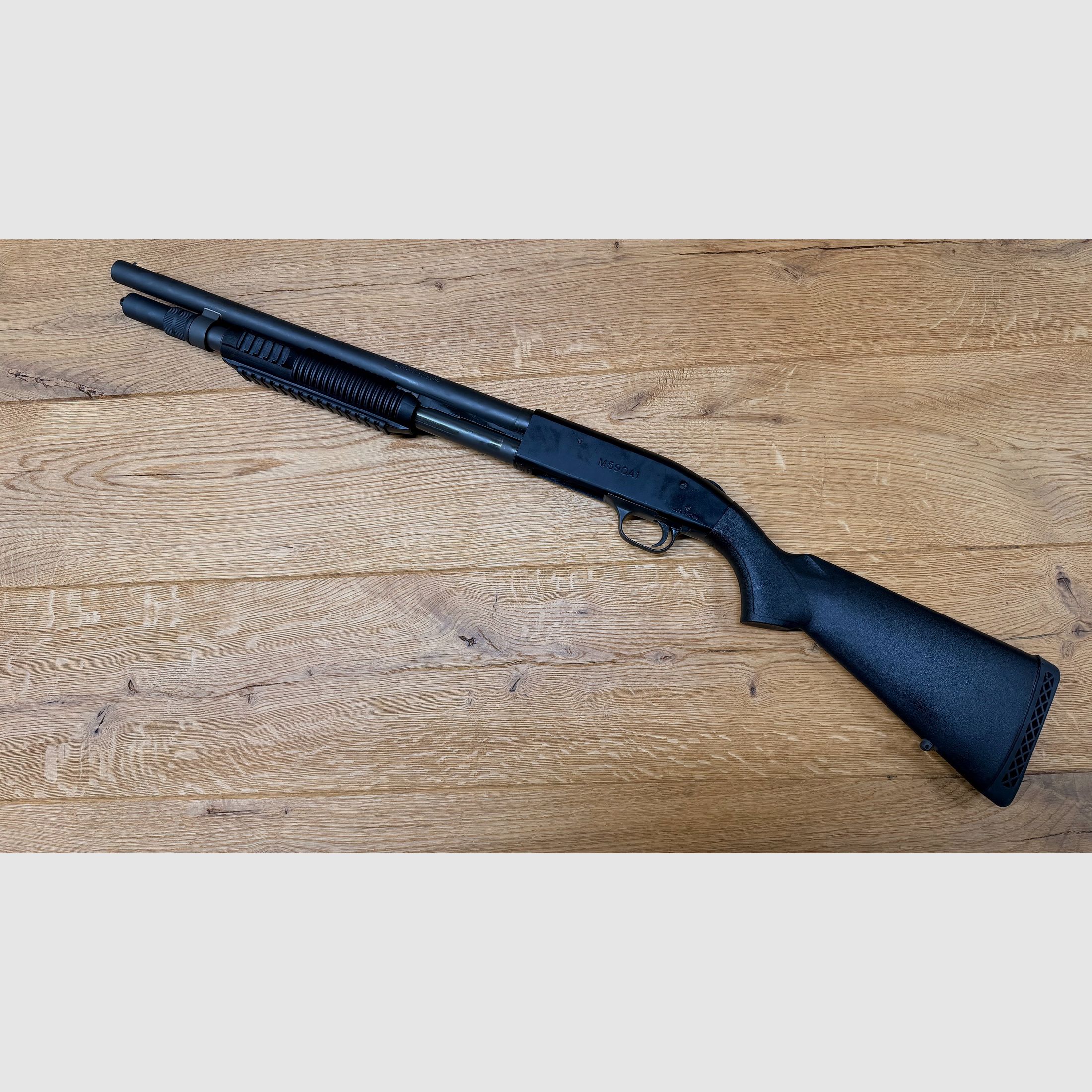 Mossberg Modell M590A1 Vorderschaftrepetierflinte / 12/76 / inkl. Magazinverlängerung / Optic Ready