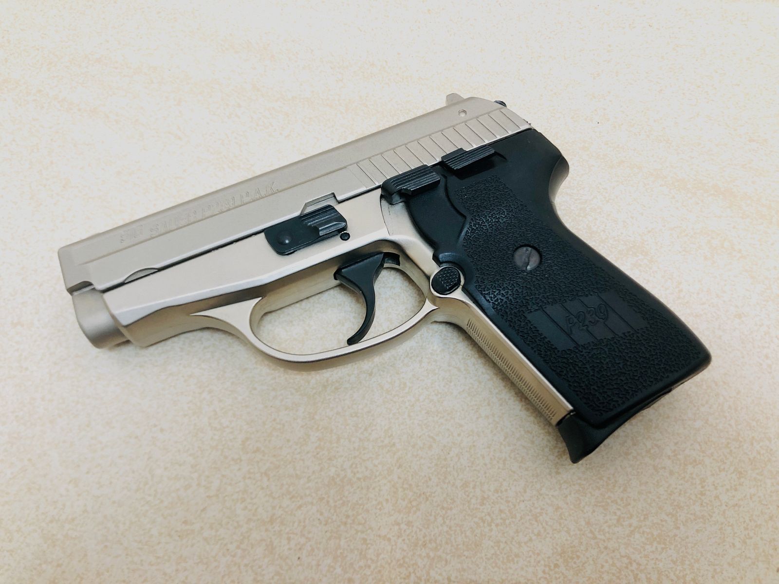 ••• SIG SAUER P239 pistolet d'alarme / Nickel / accessoires / OVP / PTB 799 •••