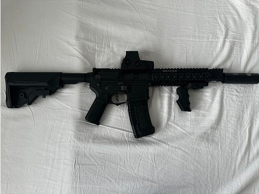 Amoeba M4 mit Visier, Griff und Silencer