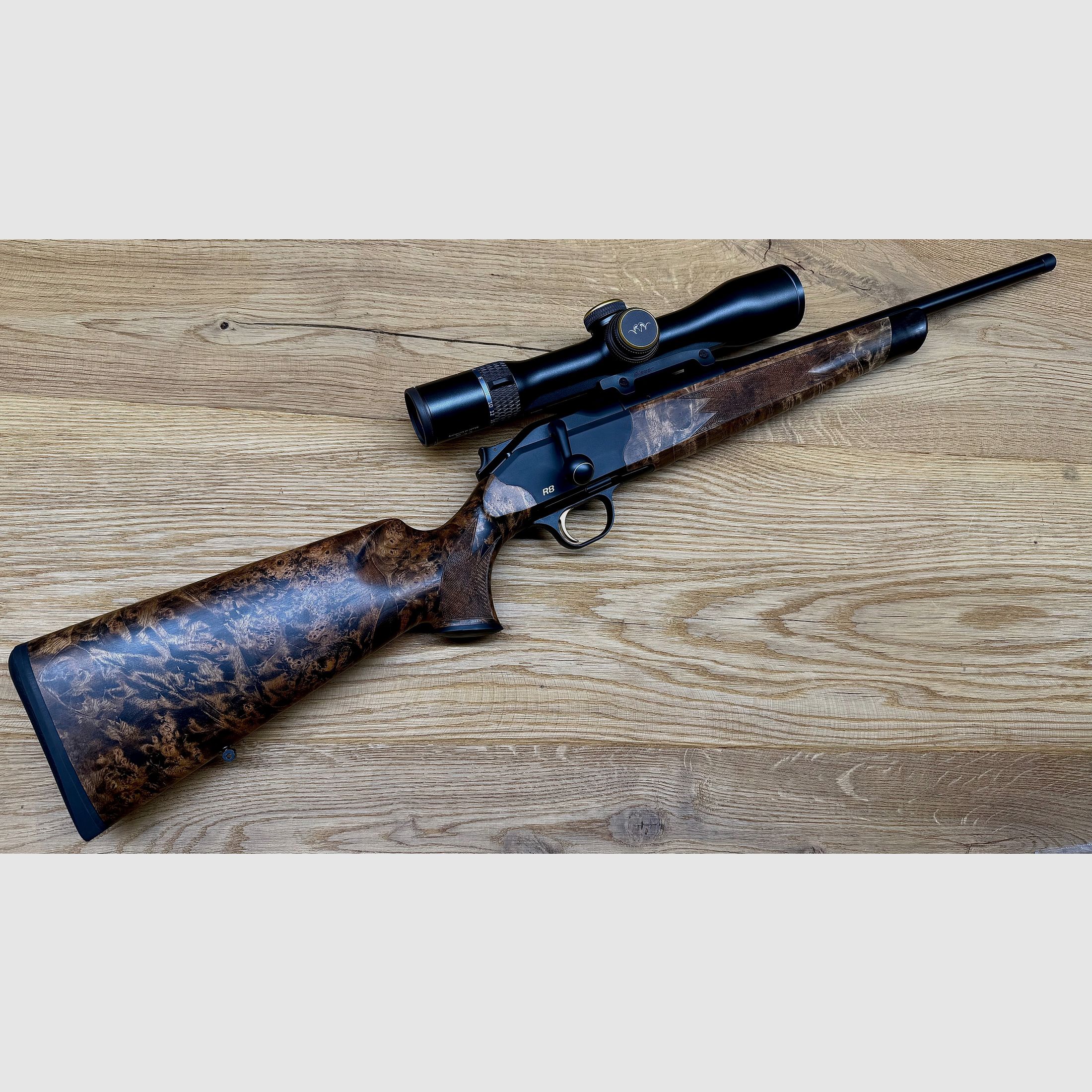 Blaser R8 Custom Schaftholz HK 9-10 / inkl. Blaser B1 2,8-20x50 Custom / mit vielen Goldelementen / TRAUMWAFFE