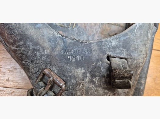 Zeldzaam holster voor Luger P08-pistool – Gemaakt door J.WOLTER & Co 1916 – Zeldzaam stuk in bruin leer – Stiksel en leer in uitstekende staat – De sleutel zit er nog in (een DWM) – Voorwerp om schoon te maken en te poetsen dat nooit op de markt is geweest – Een zeer mooi holster in uitstekende staat / uitstekende staat+!