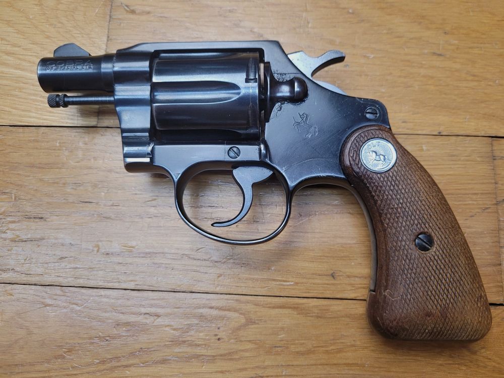 Schöner und seltener Colt Cobra – Subnose in .38 SP – Waffe von 1968 – Aluminiumrahmen – 2 Zoll Lauf mit einwandfreien Zügen – Sehr gute Mechanik und Ästhetik – Ikonische Waffe der Detektive mit großem Schnurrbart und Bodyguards – TBE!, Bild 2 von 19