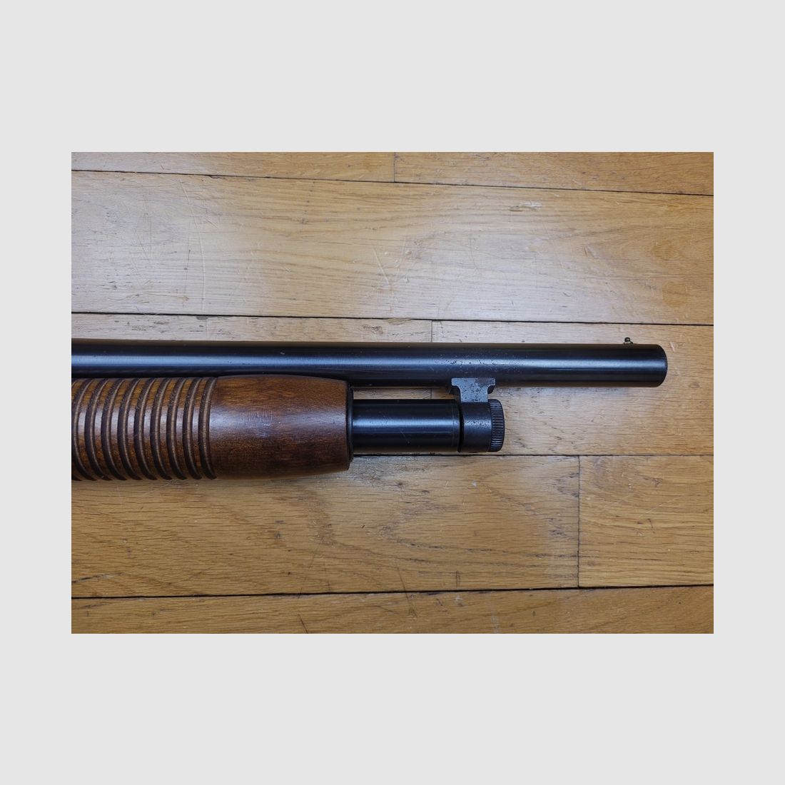 Schöner Vorderschaftrepetierer Mossberg 500ATP „Truck Gun“ – 12/76 – guter „made in USA“ Repetierer – Lauf 47cm – Magazin 5 Patronen – Pachmayr-Pistolengriff + klassisch aus Buche – beidseitige Sicherung – Ikonisch, Bild 6 von 21