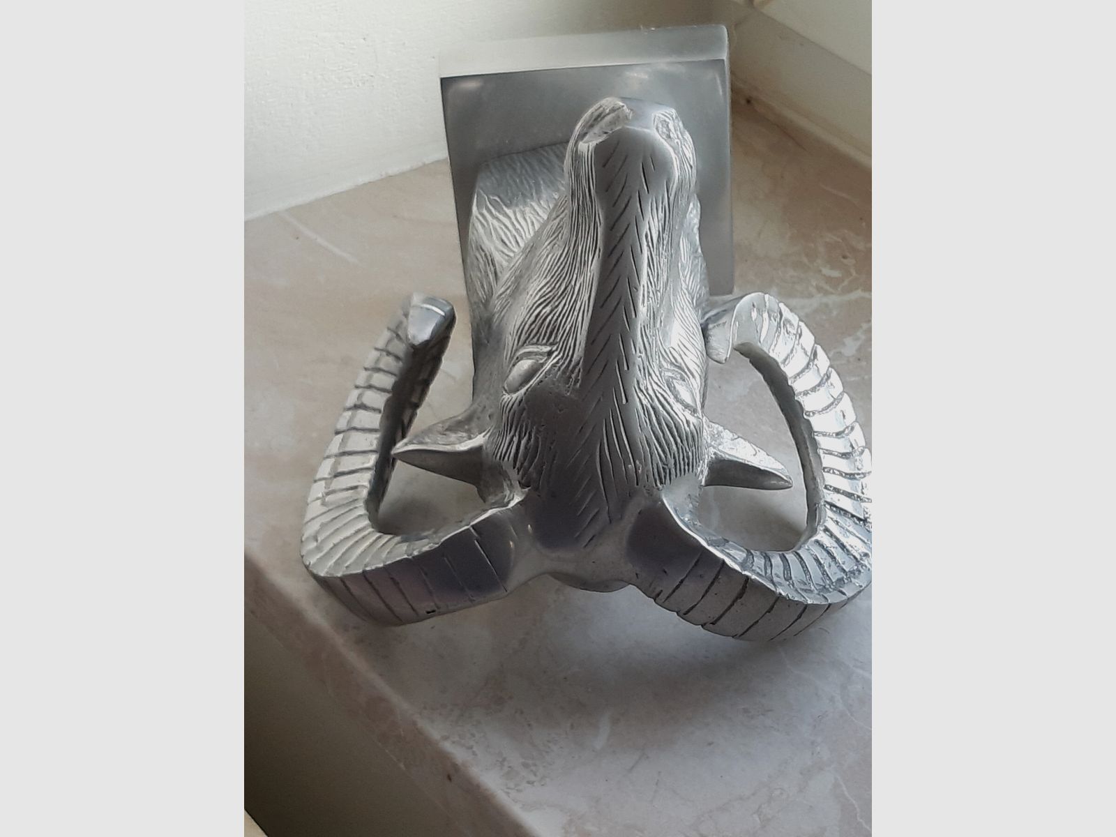 WIEDDERKOPF, bij de eerste aanblik denkt men dat hij gesmeed is, stabiel, trots, elegant en tijdloos mooi.